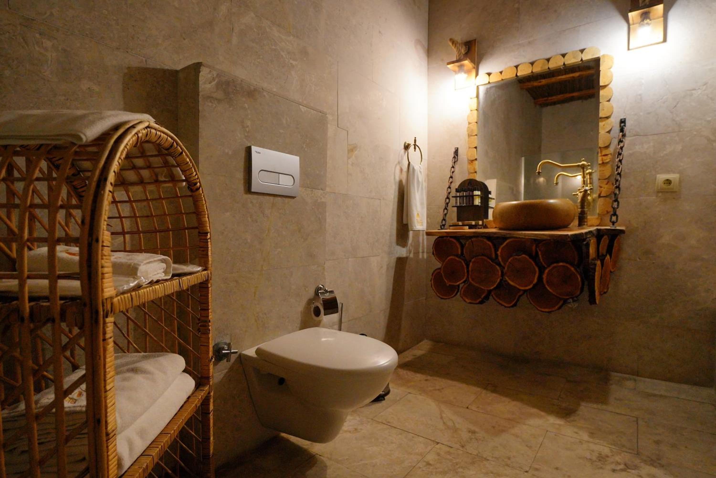 Suite with Hot Tub - Photo 2