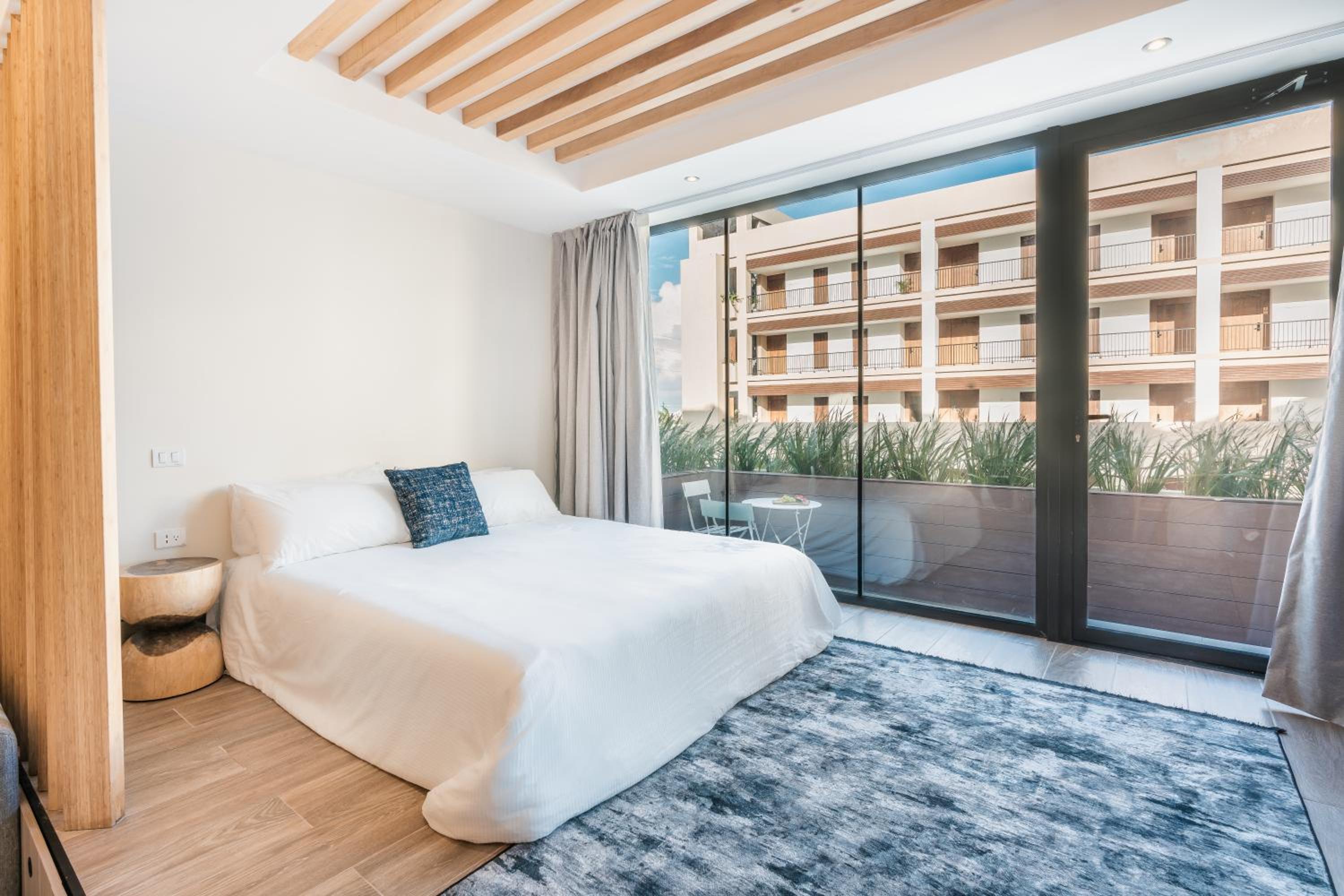 Junior Suite with Balcony thumbnail 5