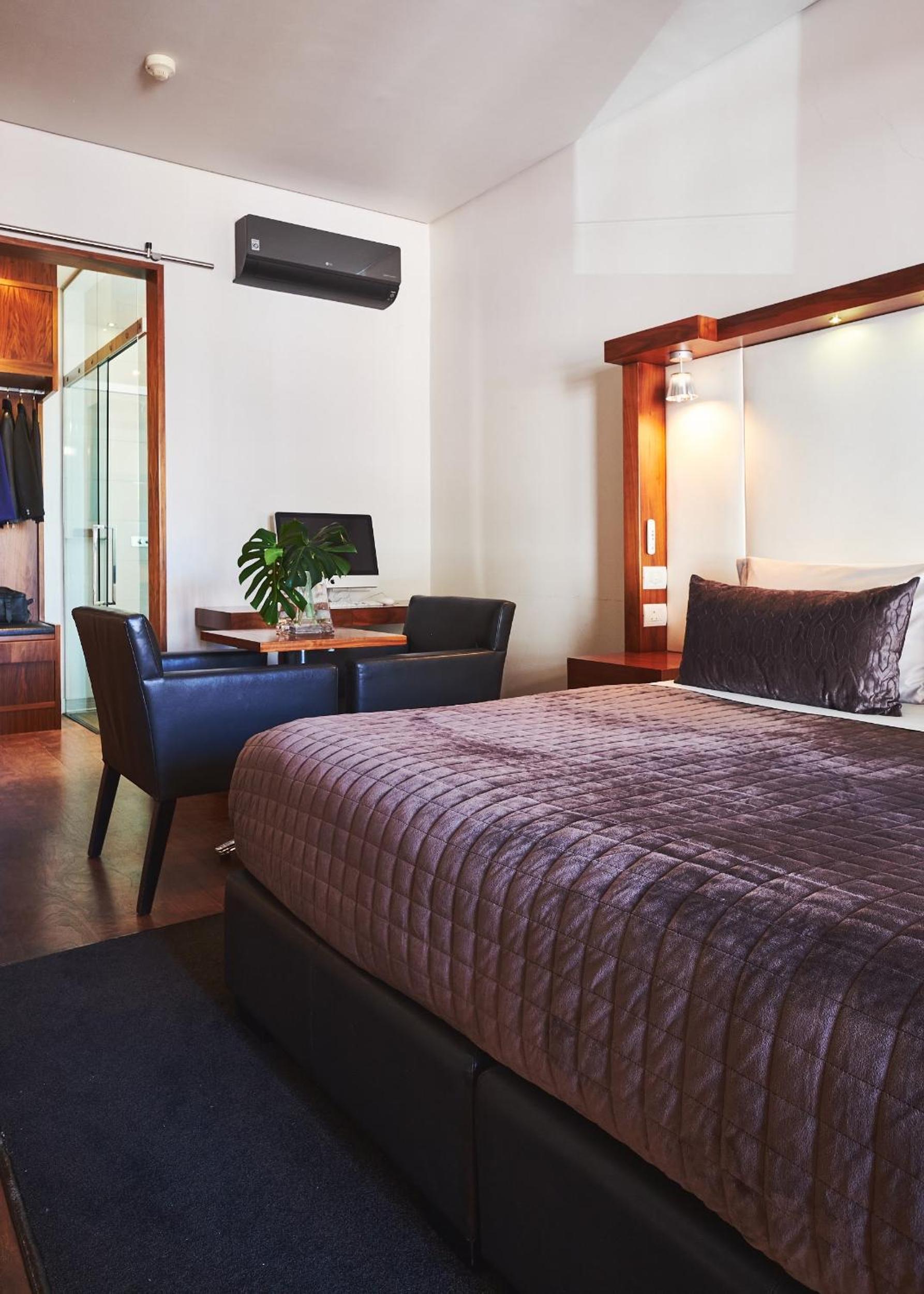 Deluxe Double Room with Balcony - Photo 6