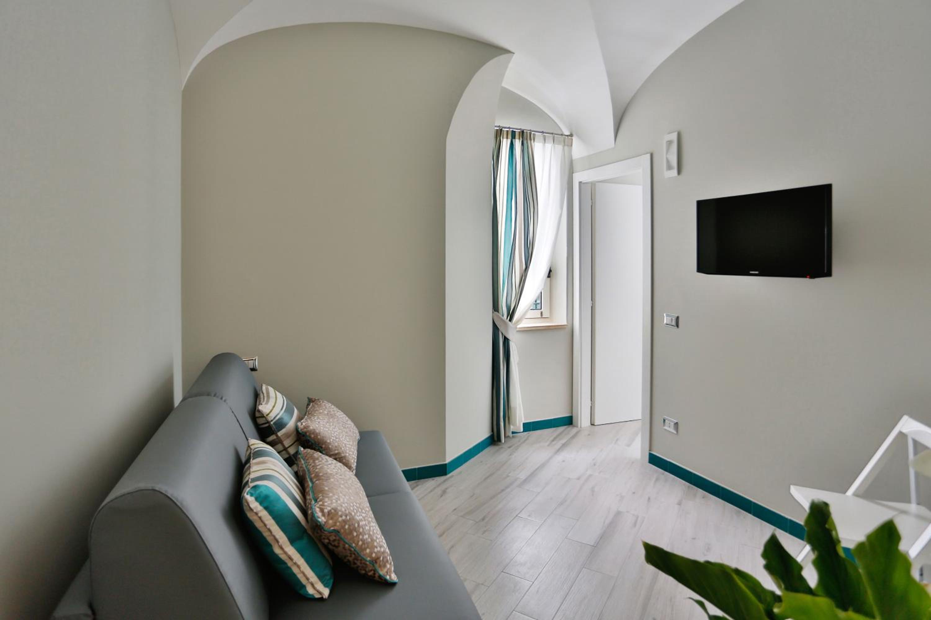 One-Bedroom Apartment photo 2