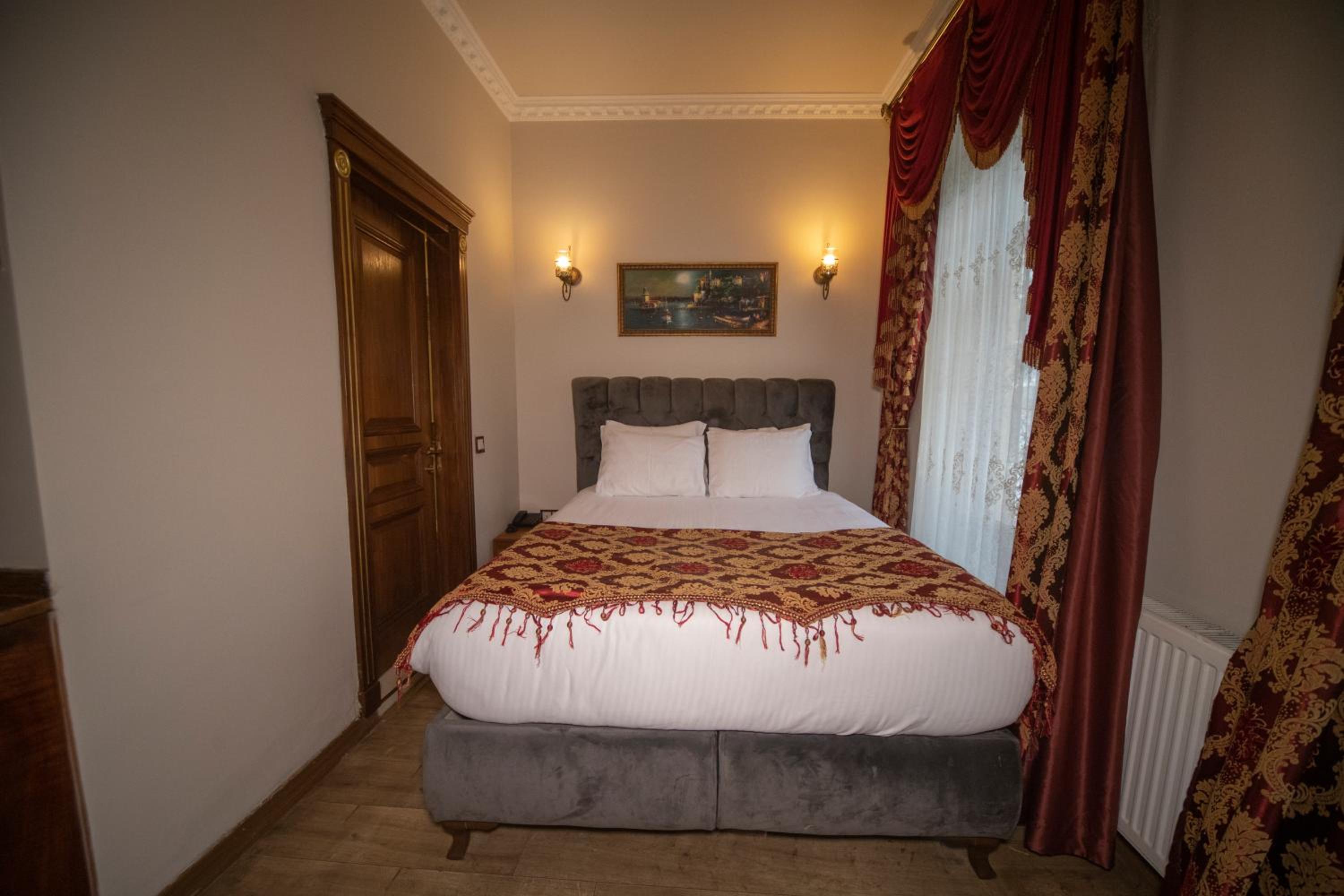 Deluxe Double Room with Balcony photo 3