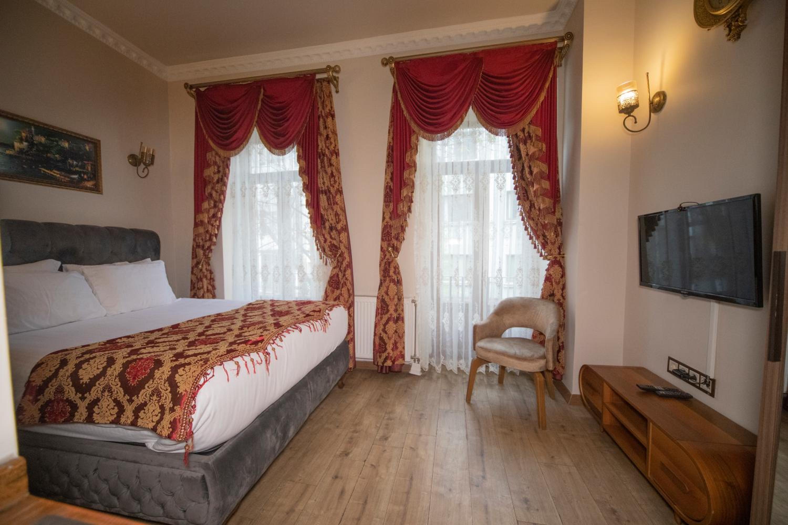 Deluxe Double Room with Balcony photo 2
