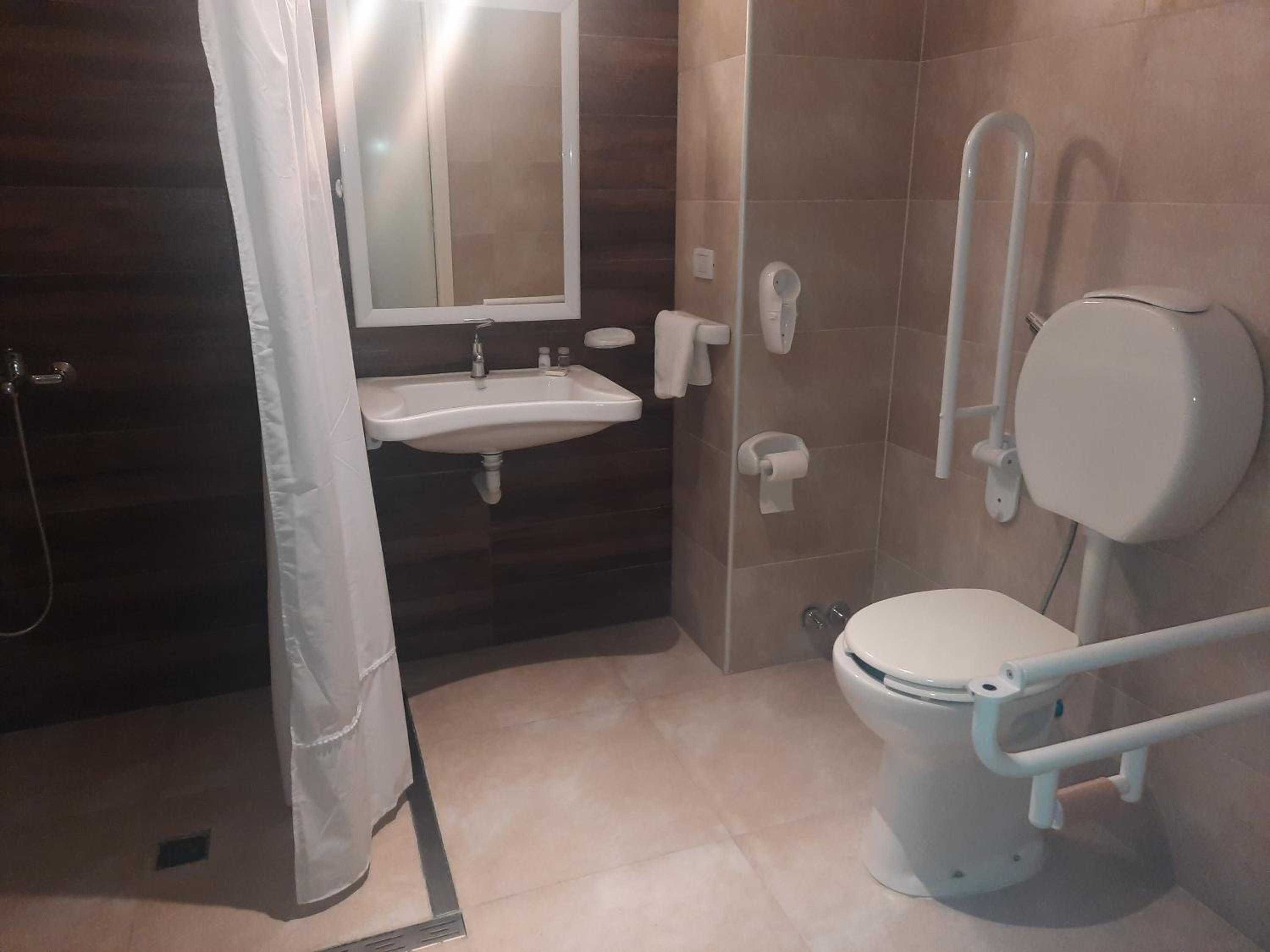 Queen Room with Two Queen Beds - Mobility Access/Non-Smoking photo 2