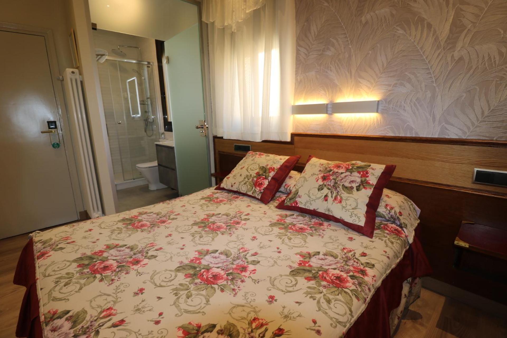 Double Room - Photo 8
