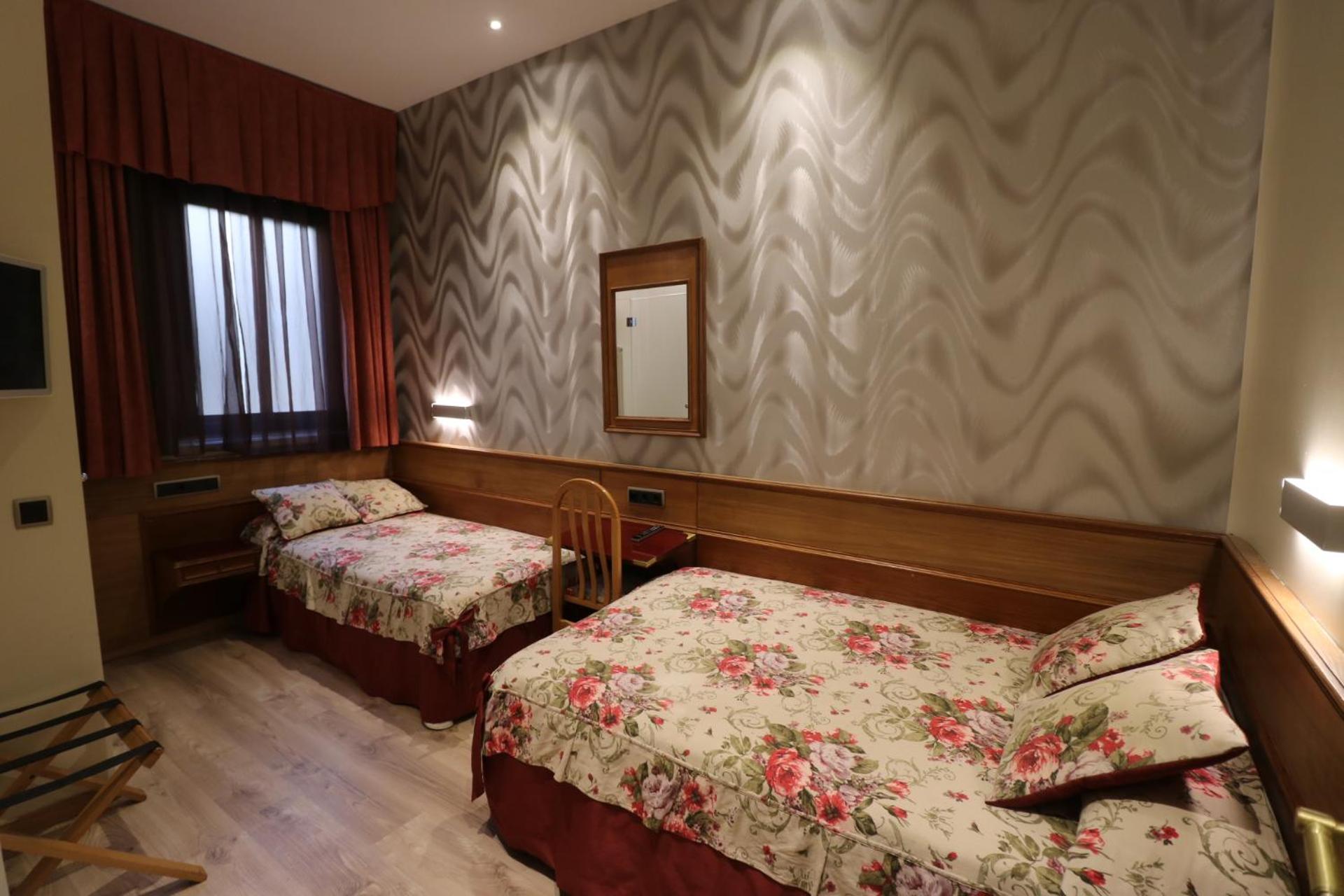 Twin Room - Photo 6