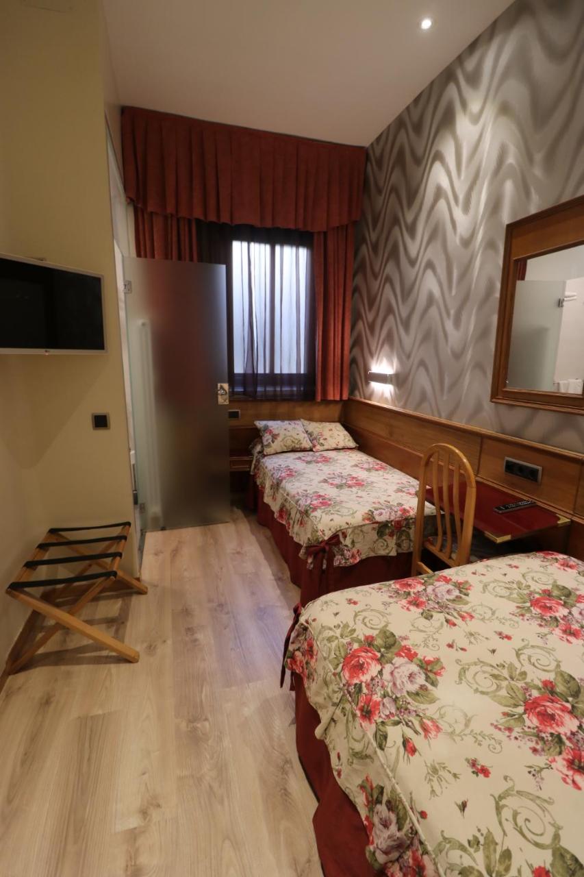Twin Room - Photo 7