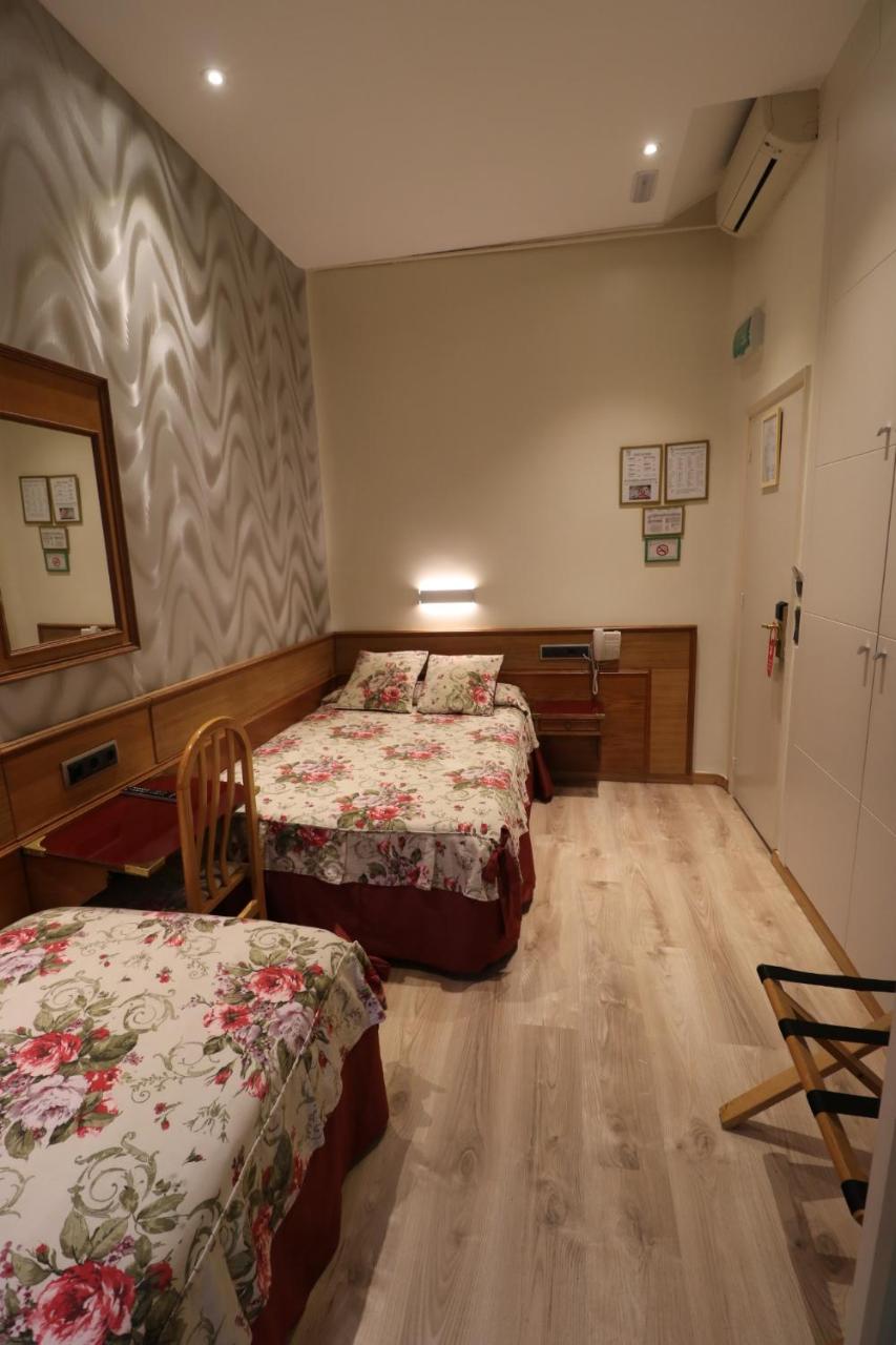 Twin Room - Photo 8