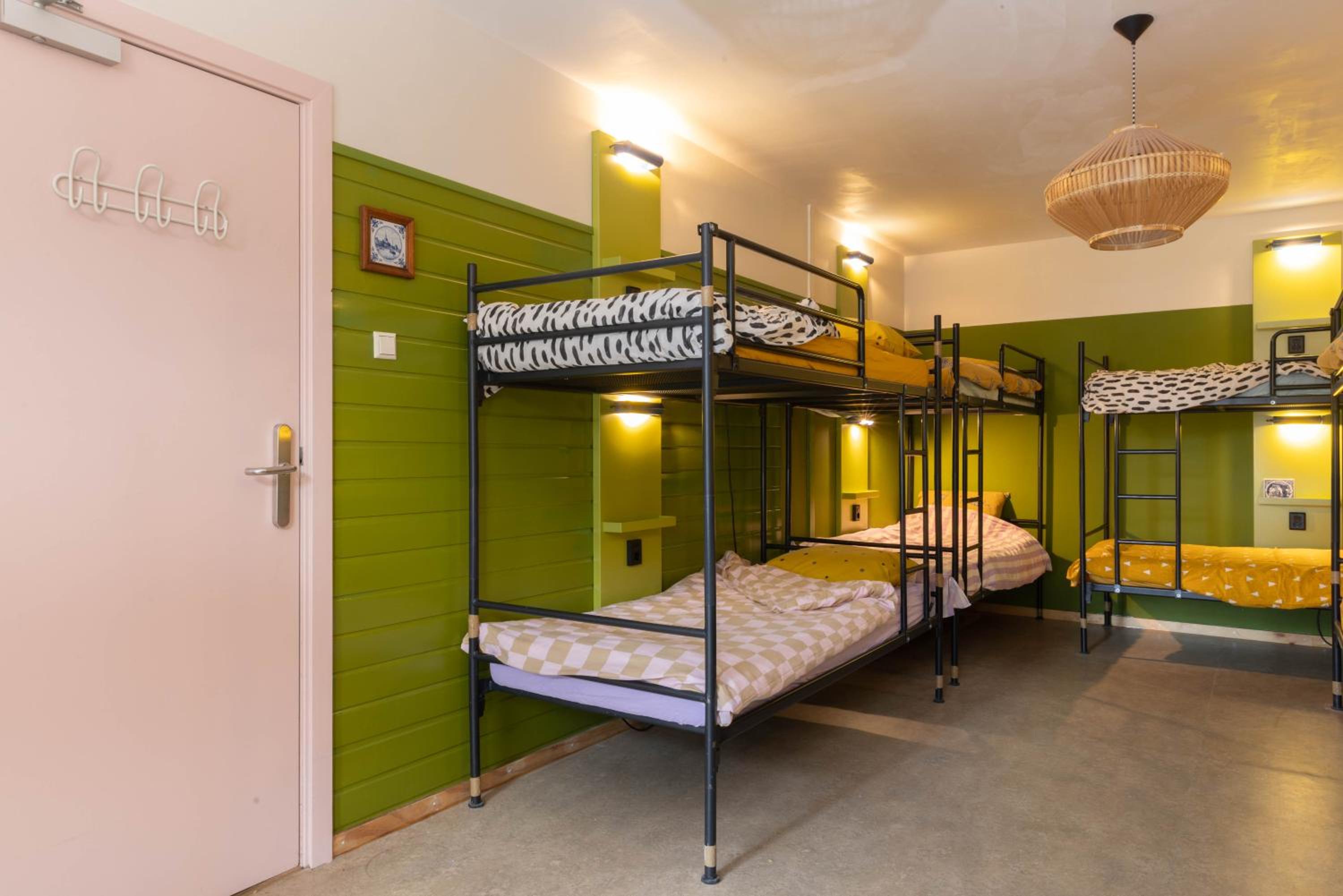Bunk Bed in 12-Bed Mixed Dormitory Room photo 2