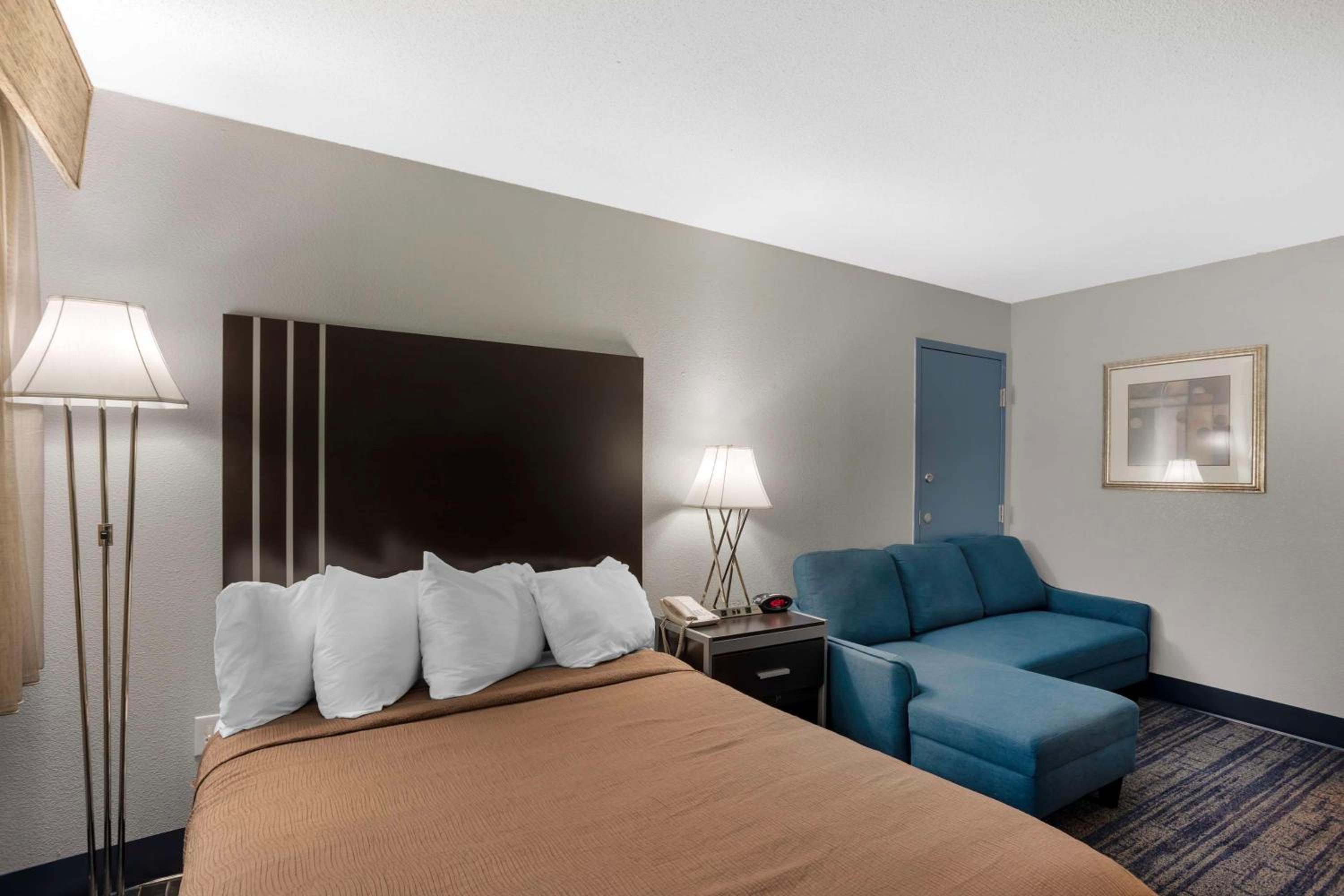Queen Room with Sofa Bed and Roll-In Shower - Disability Access - Photo 2