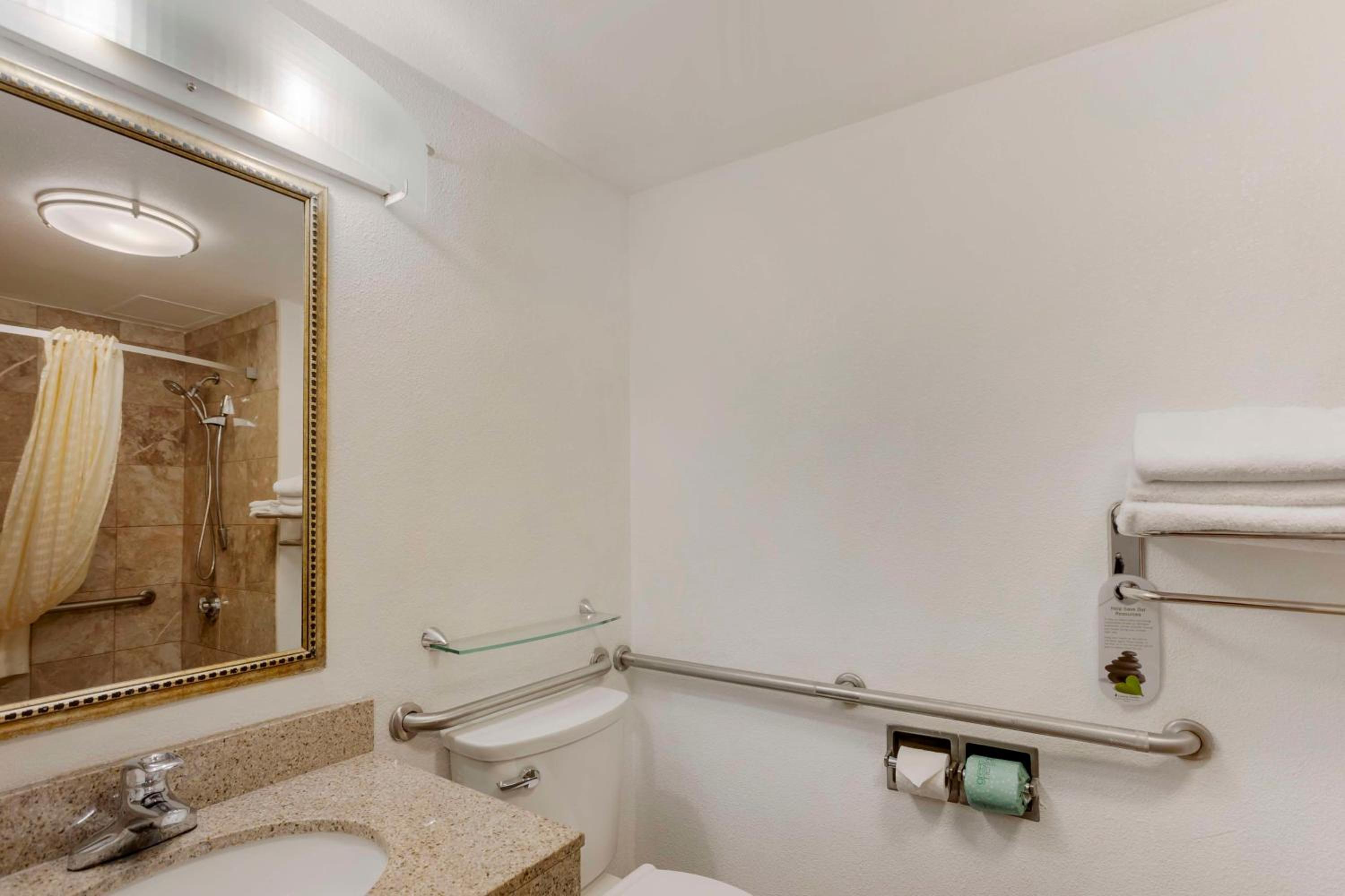 Queen Room with Sofa Bed and Roll-In Shower - Disability Access - Photo 3