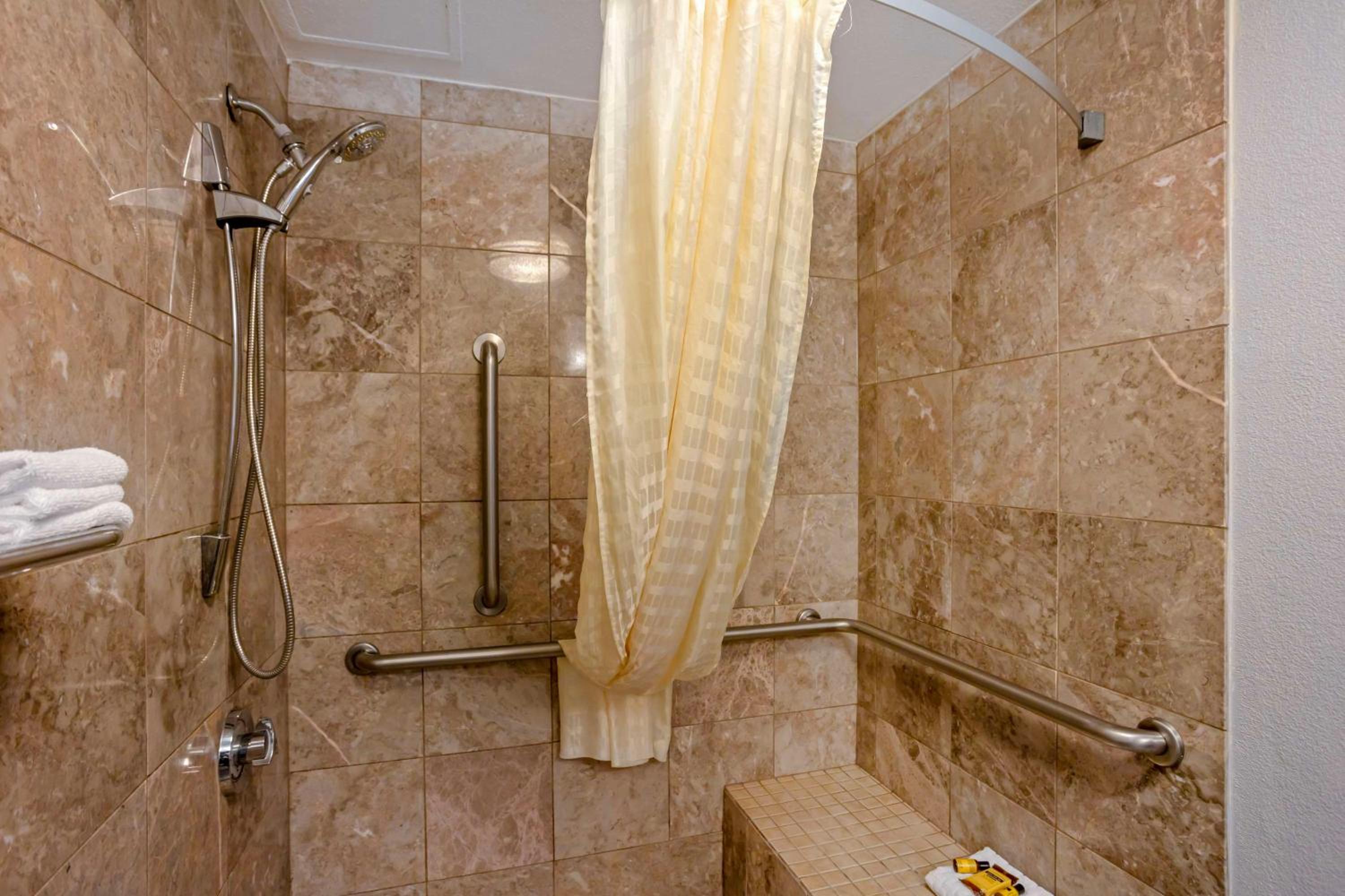 Queen Room with Sofa Bed and Roll-In Shower - Disability Access - Photo 4