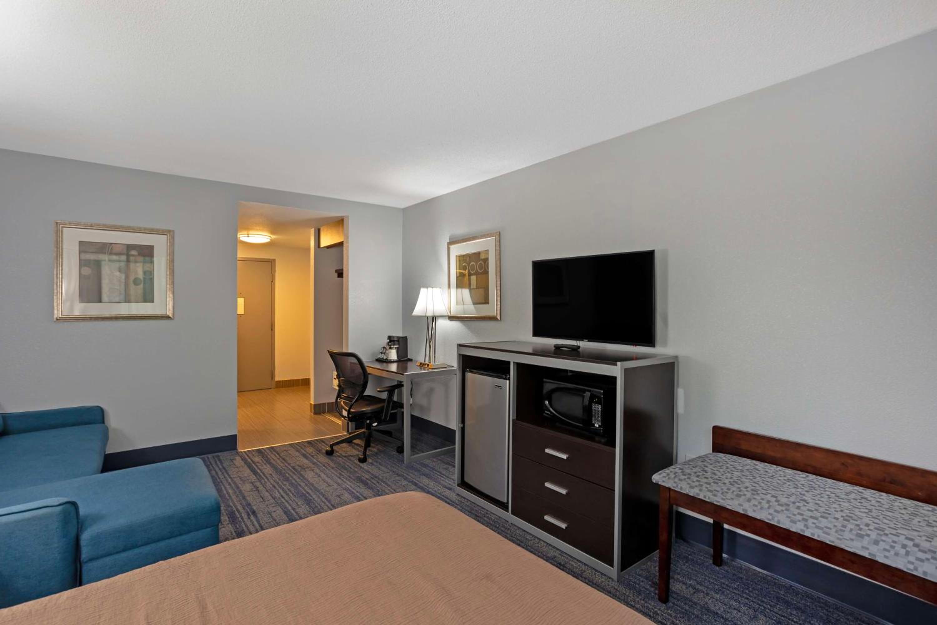 Queen Room with Sofa Bed and Roll-In Shower - Disability Access - Photo 1