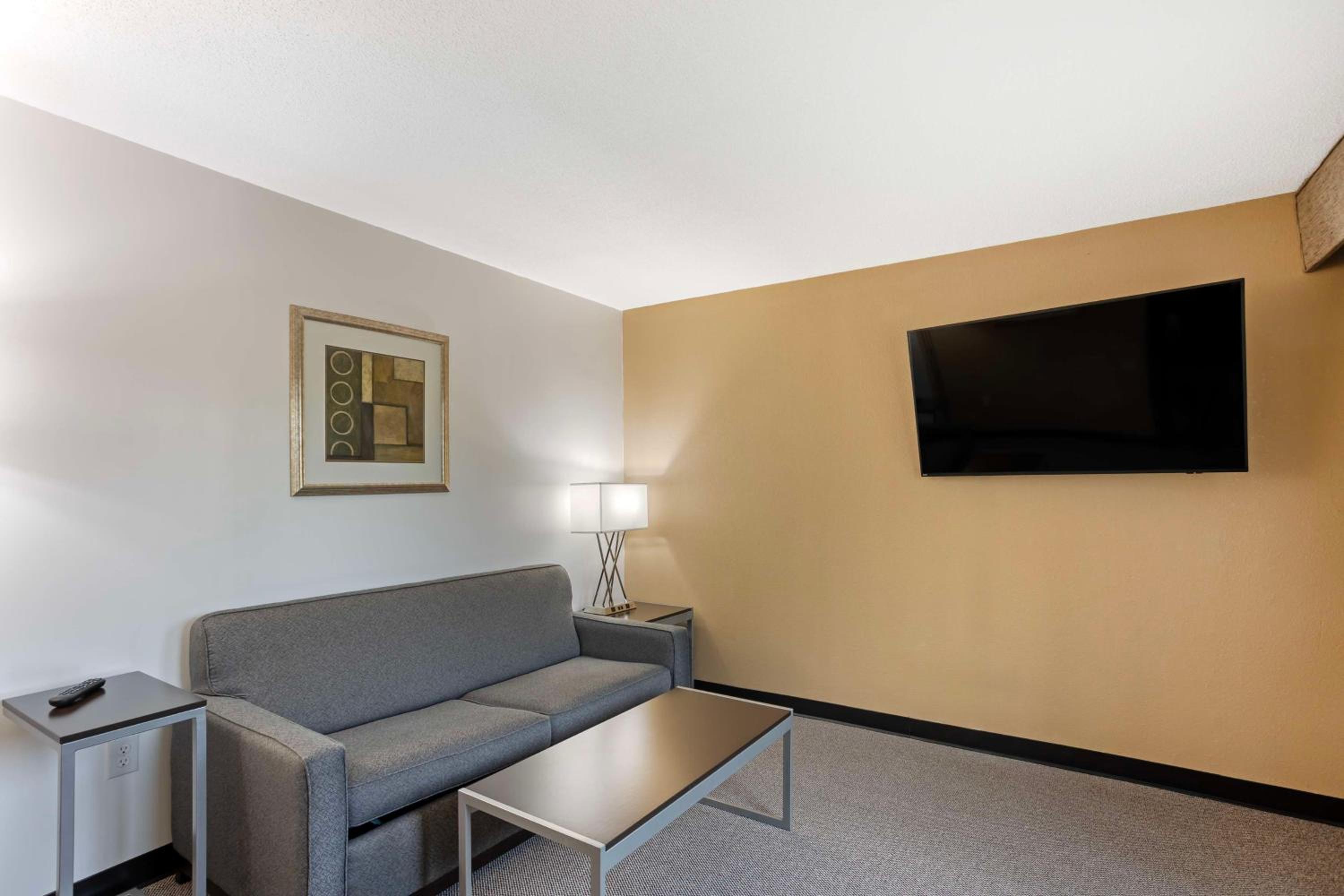 Queen Suite with Two Queen Beds and Sofa Bed - Photo 7