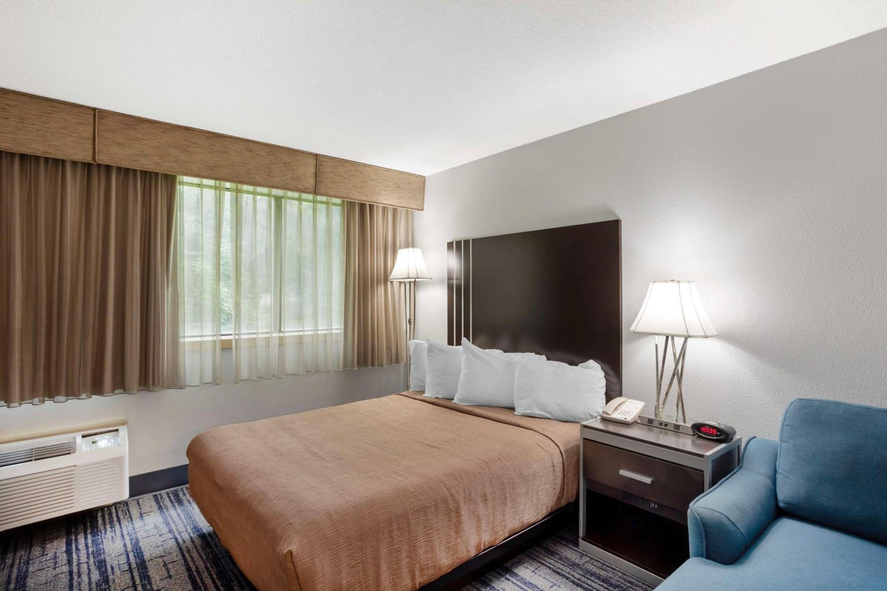 Queen Room with Sofa Bed and Roll-In Shower - Disability Access - Photo 7