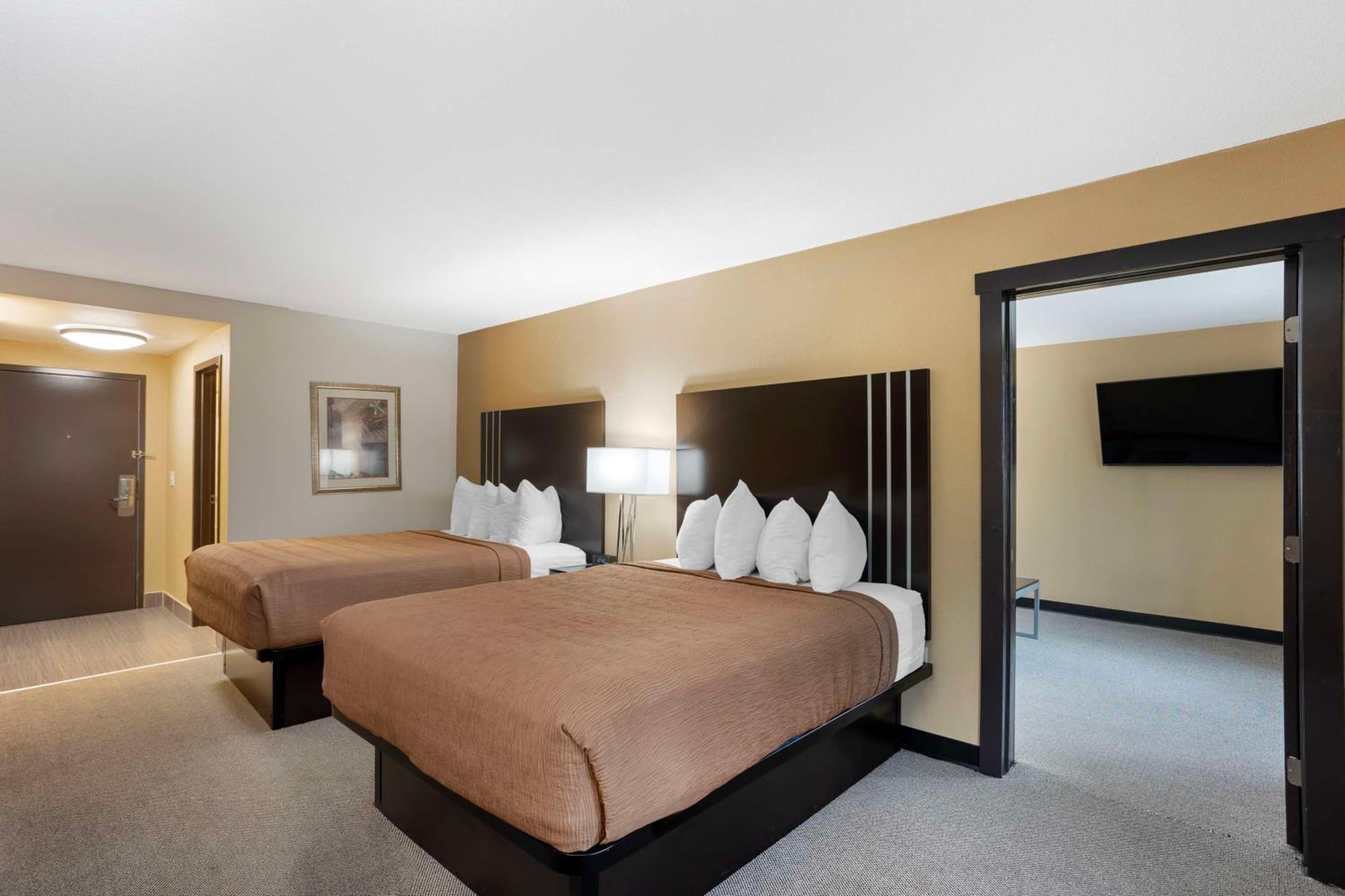Queen Suite with Two Queen Beds and Sofa Bed - Photo 1