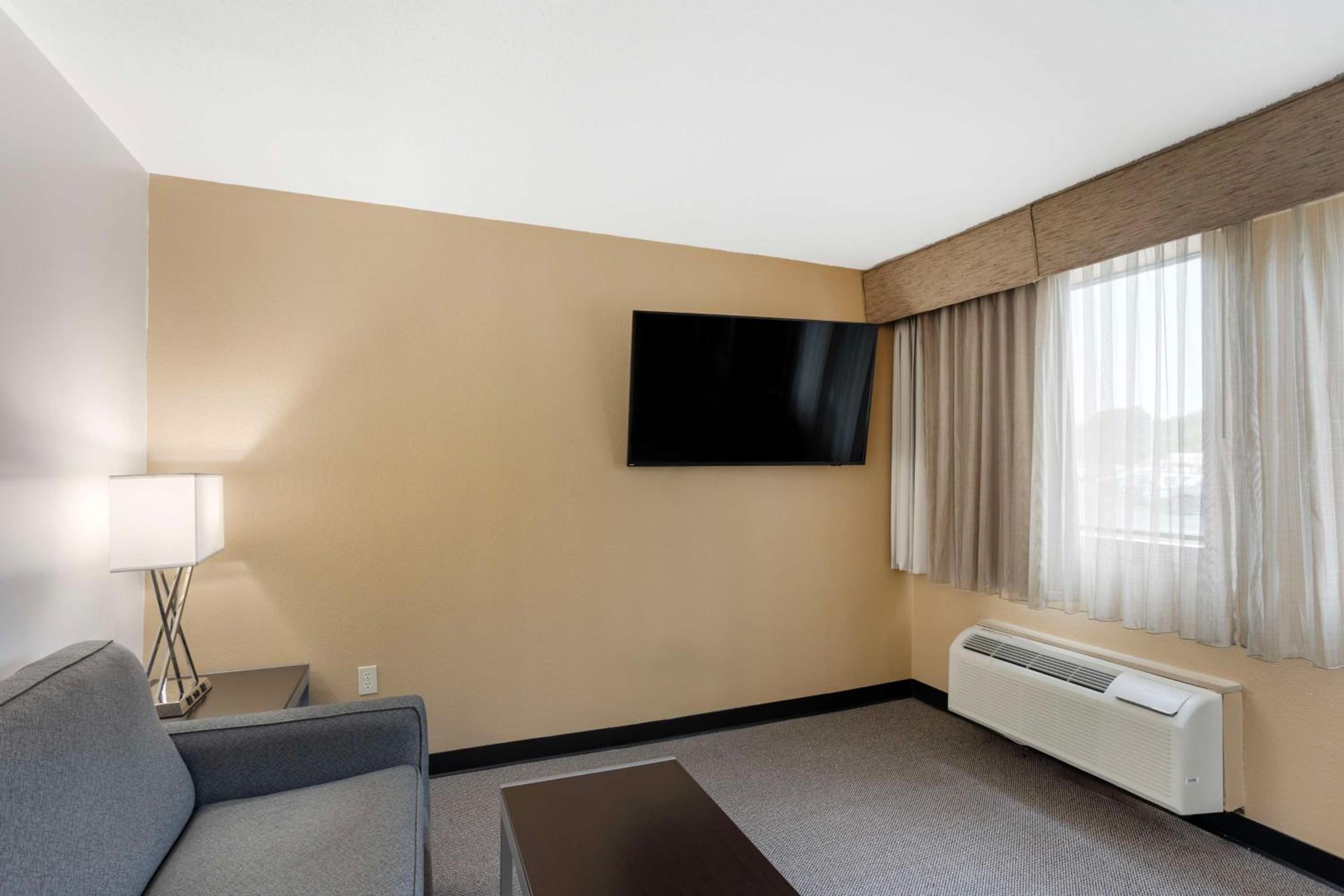 Queen Suite with Two Queen Beds and Sofa Bed - Photo 5