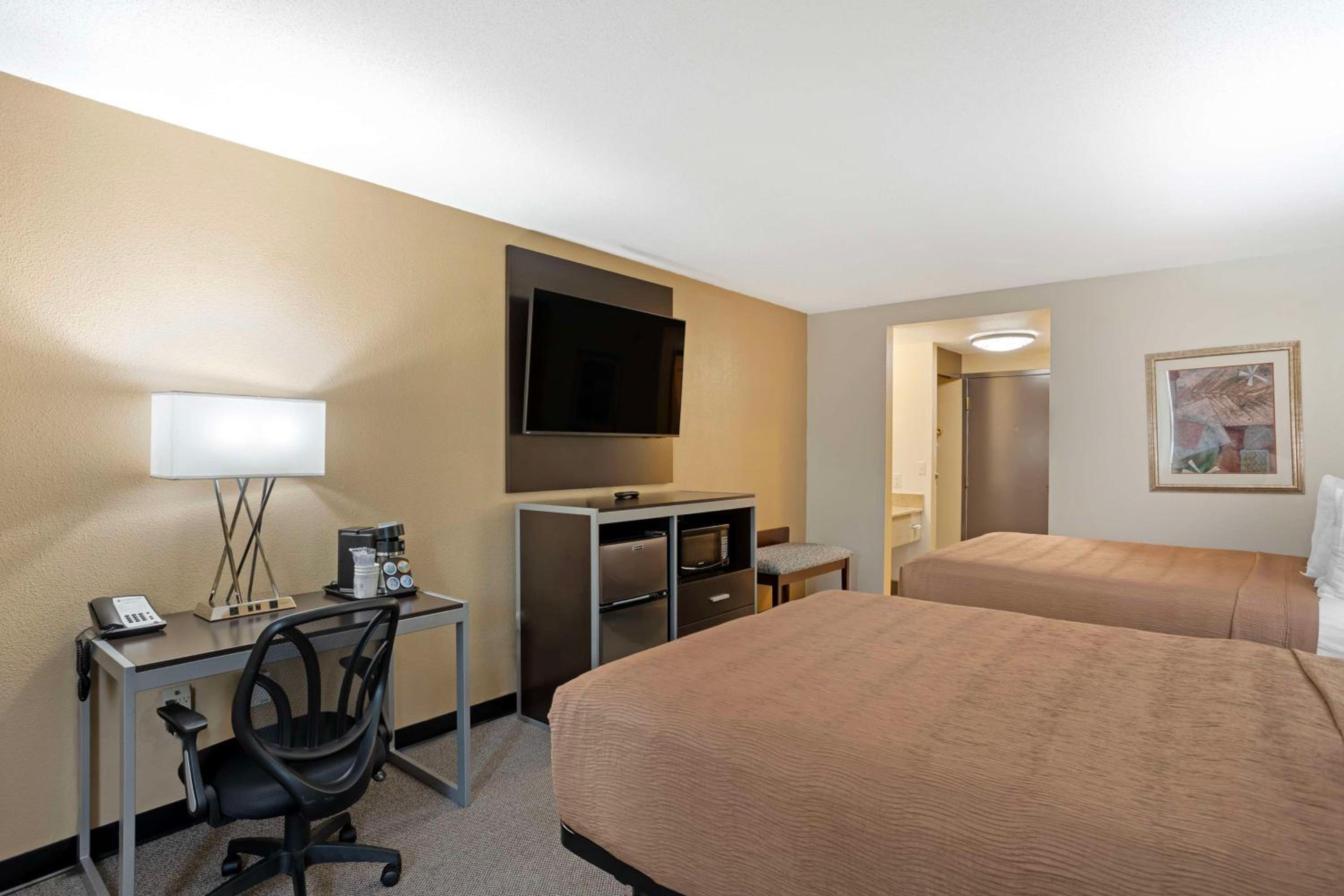 Queen Suite with Two Queen Beds and Sofa Bed - Photo 9