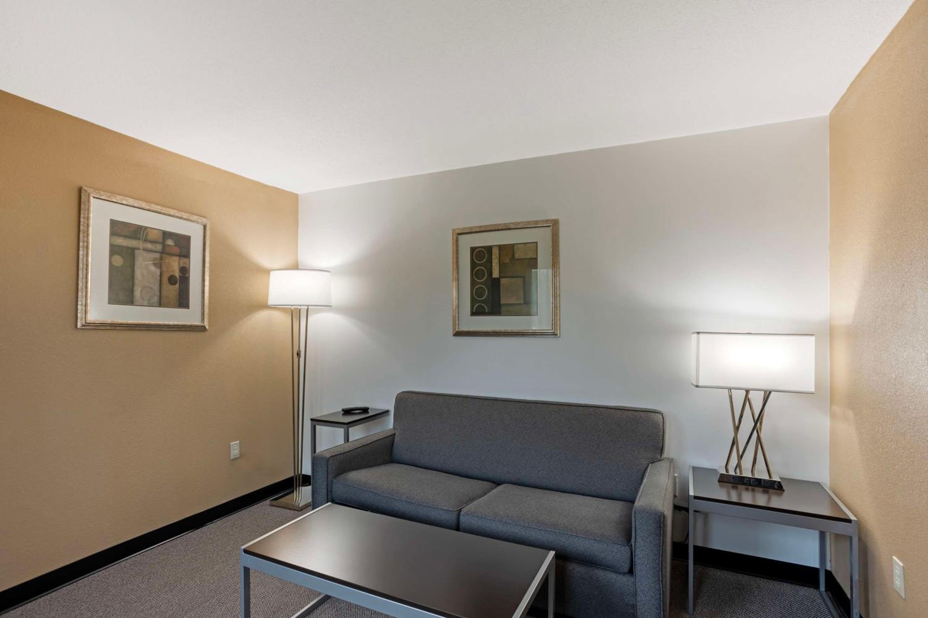Queen Suite with Two Queen Beds and Sofa Bed - Photo 6