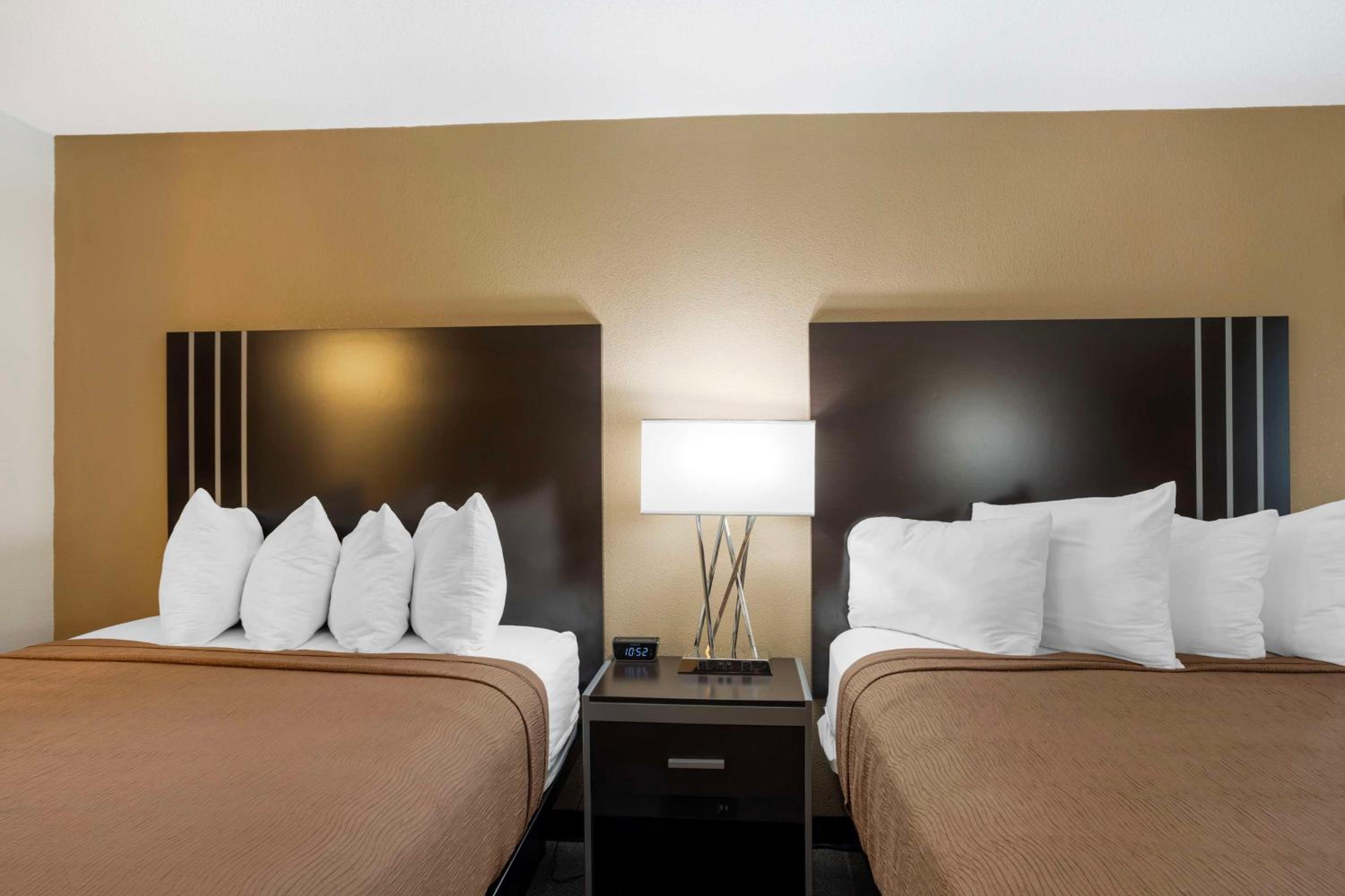 Queen Suite with Two Queen Beds and Sofa Bed - Photo 3