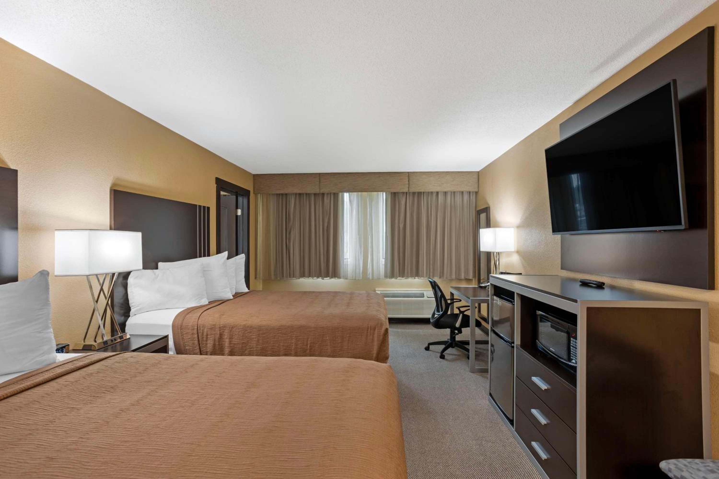 Queen Suite with Two Queen Beds and Sofa Bed - Photo 4