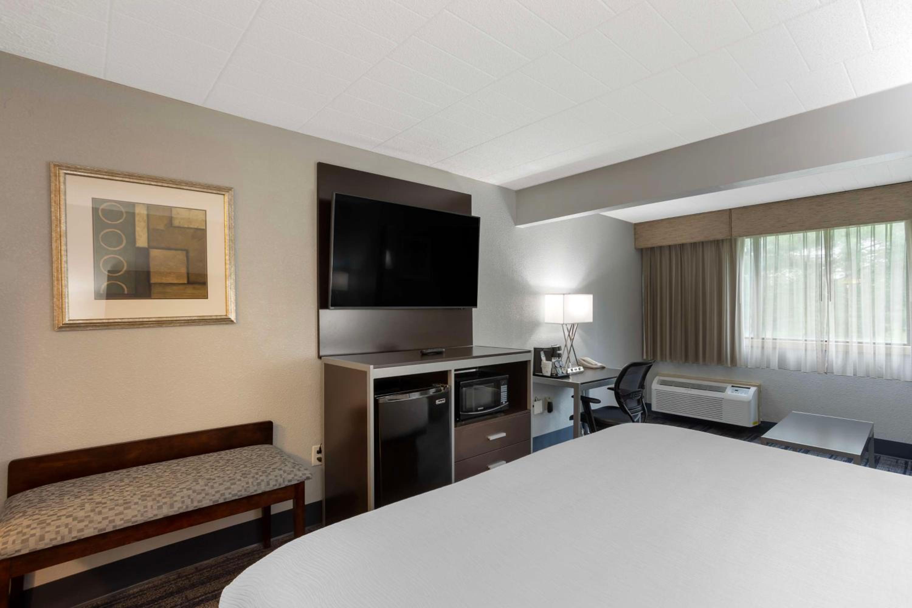 King Room with Sofa Bed - Photo 4