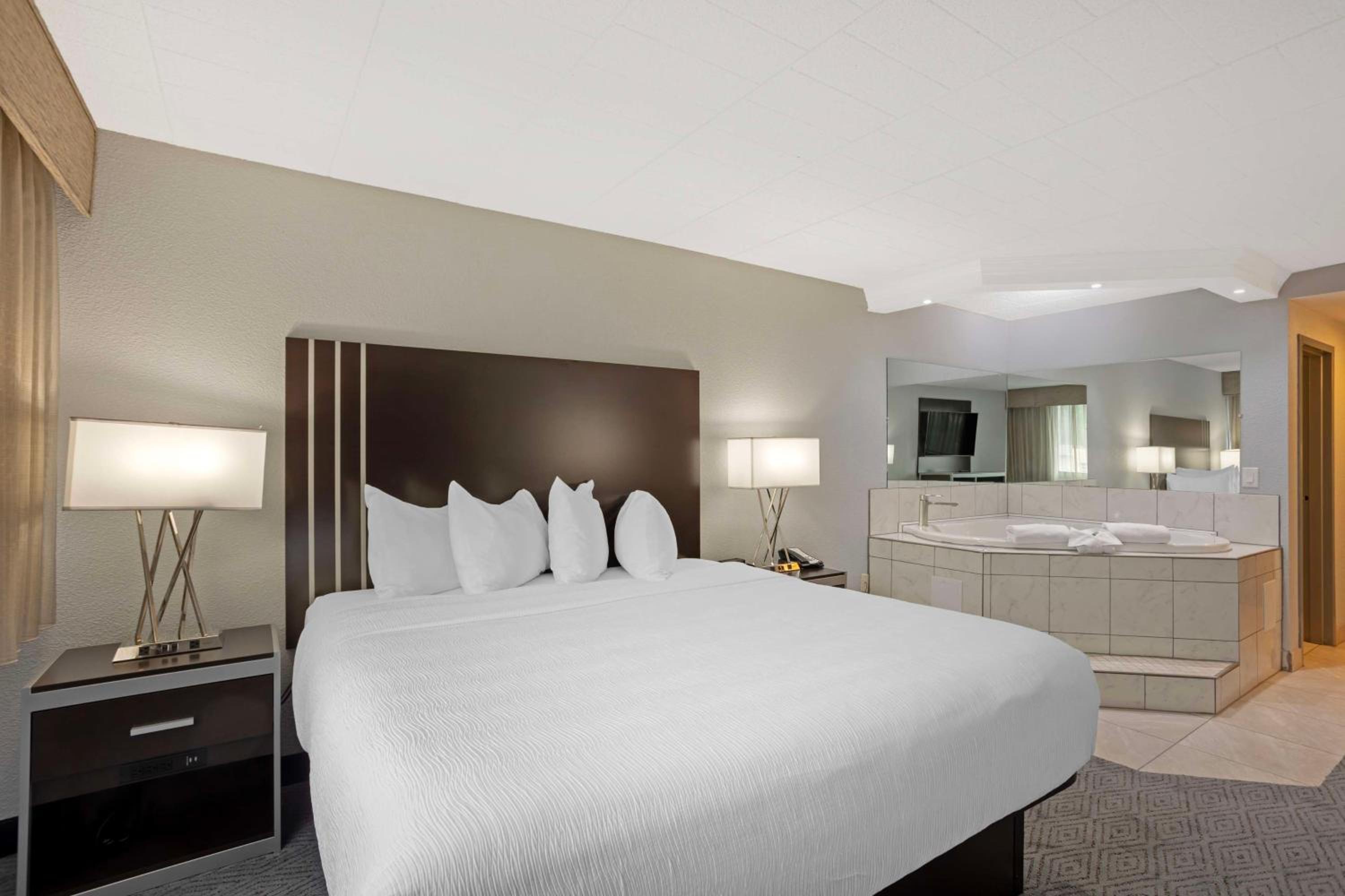 King Room with Spa Bath - Photo 2