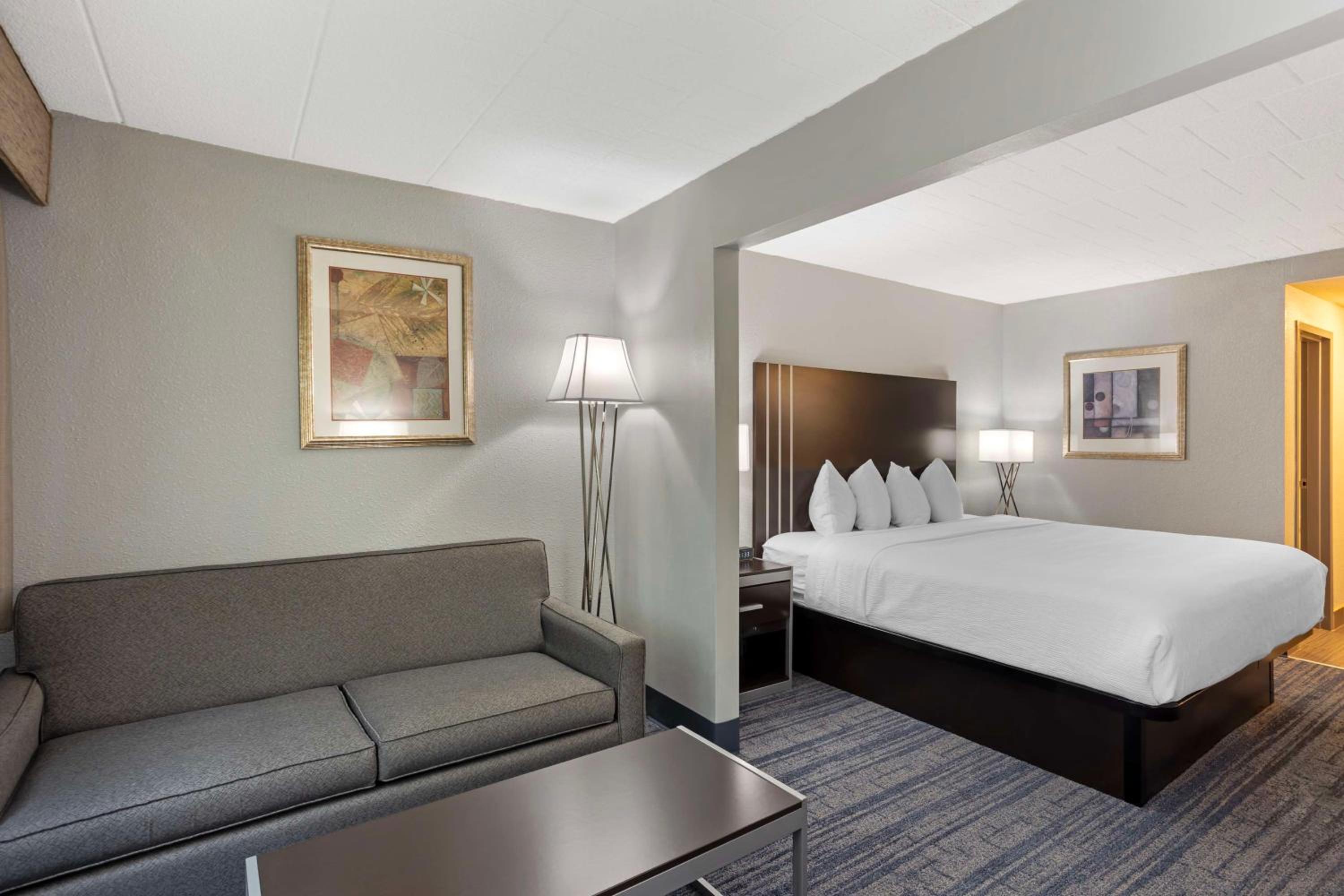 King Room with Sofa Bed - Photo 2