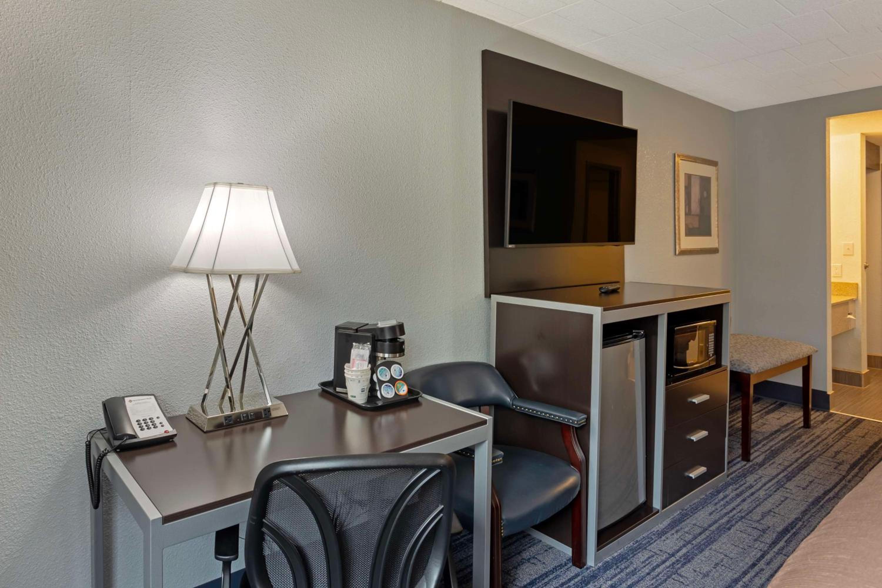 Queen Room with Two Queen Beds - Non-Smoking - Photo 4