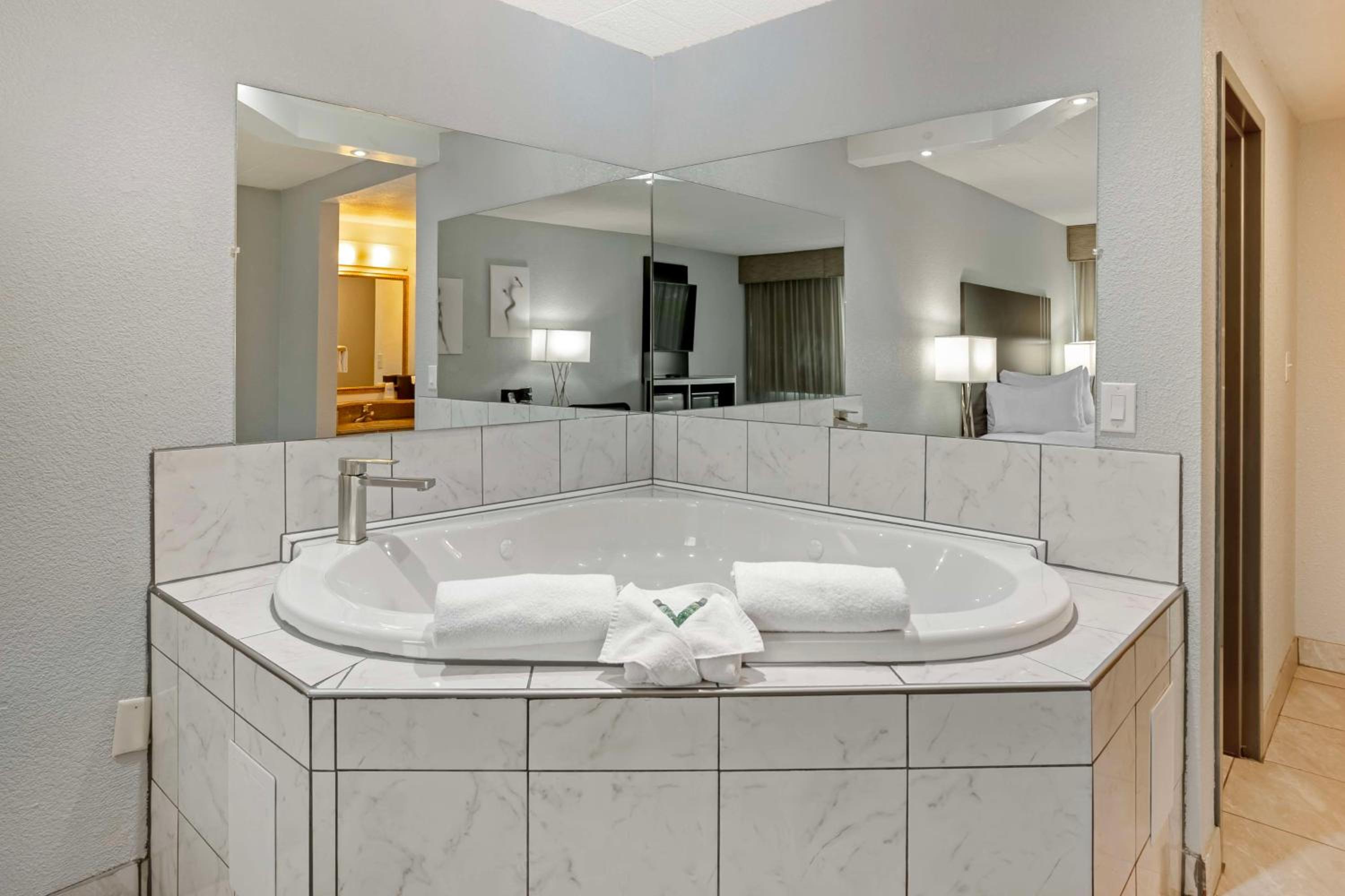 King Room with Spa Bath - Photo 5