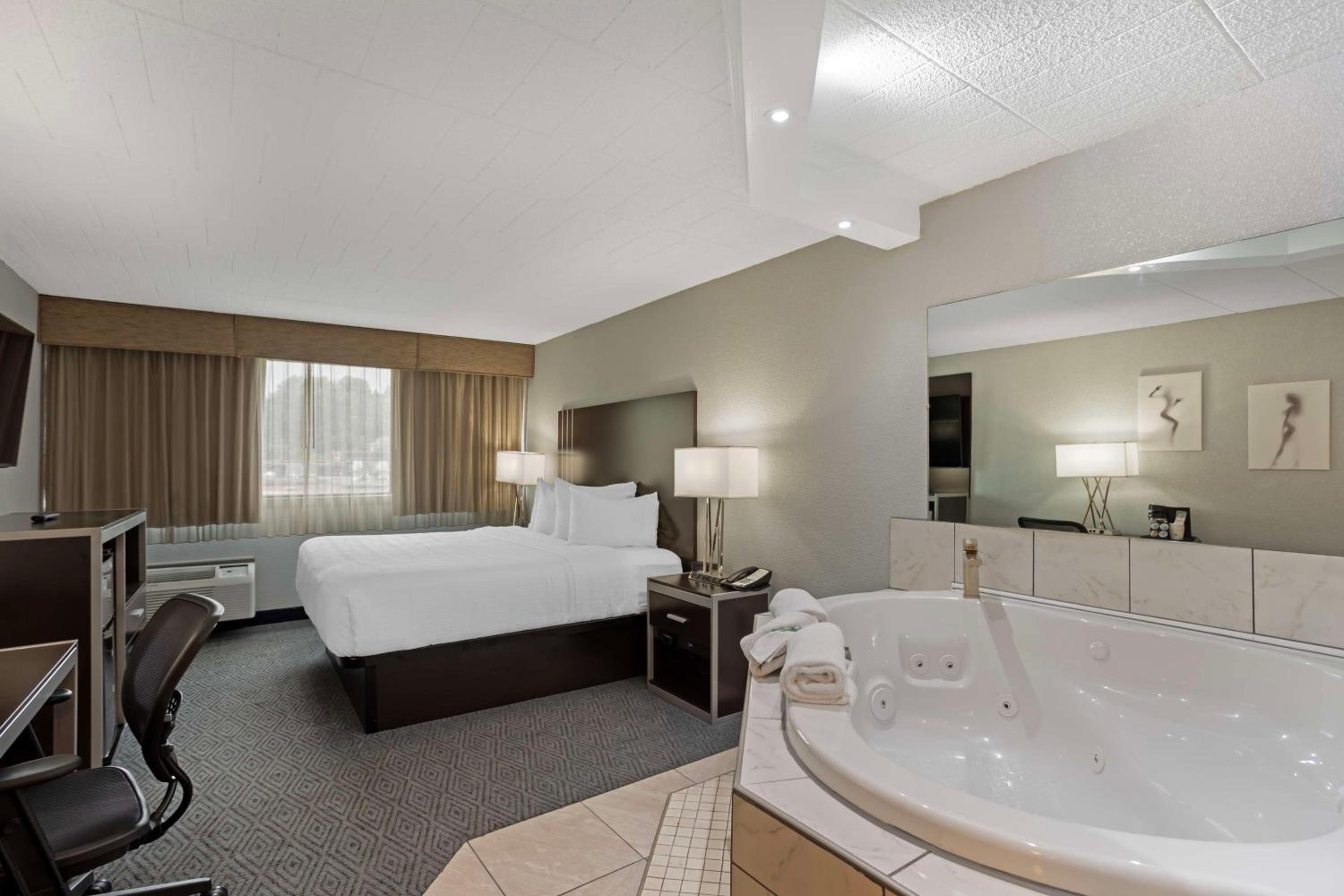 King Room with Spa Bath - Photo 7