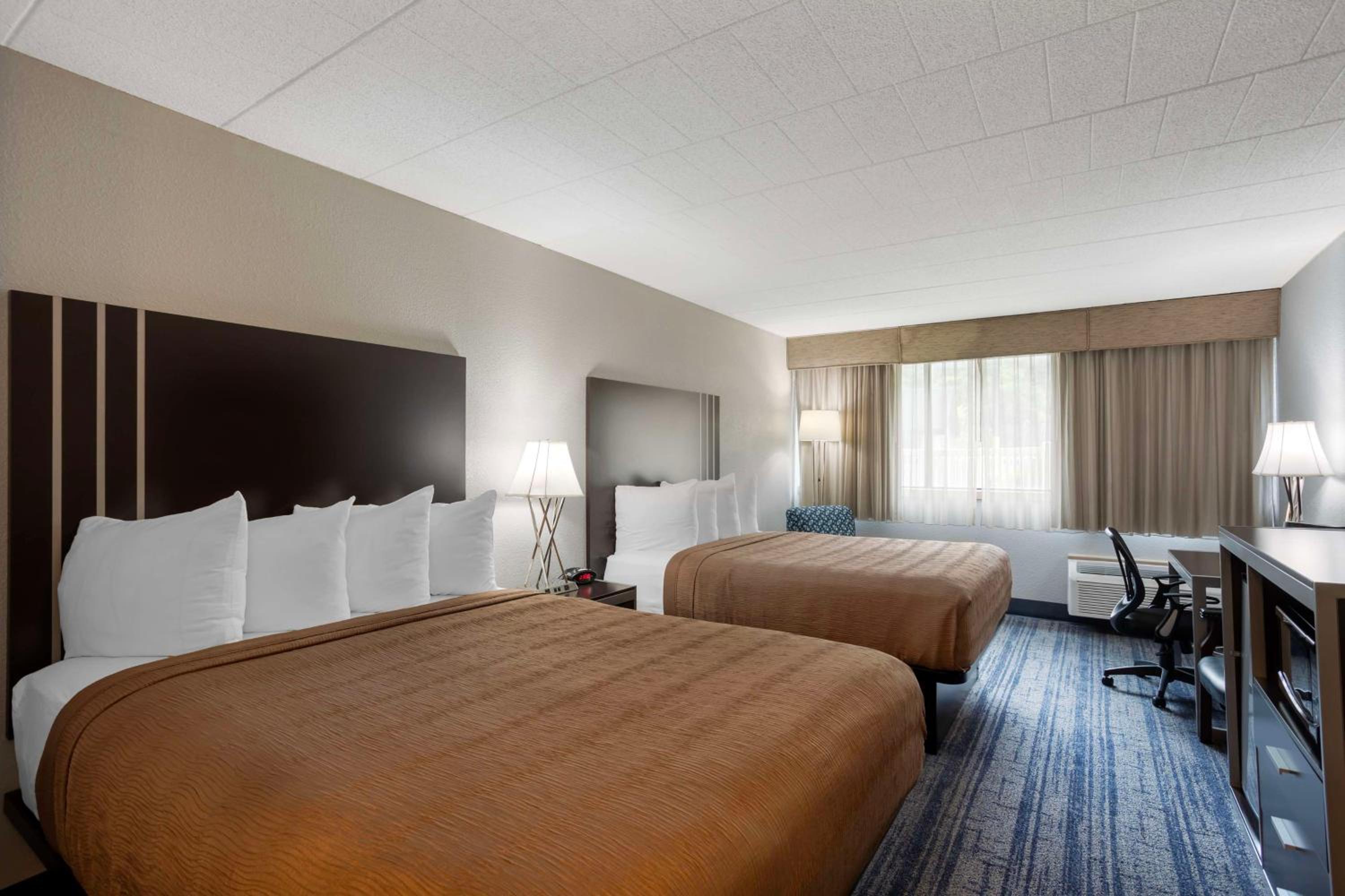 Queen Room with Two Queen Beds - Non-Smoking - Photo 5
