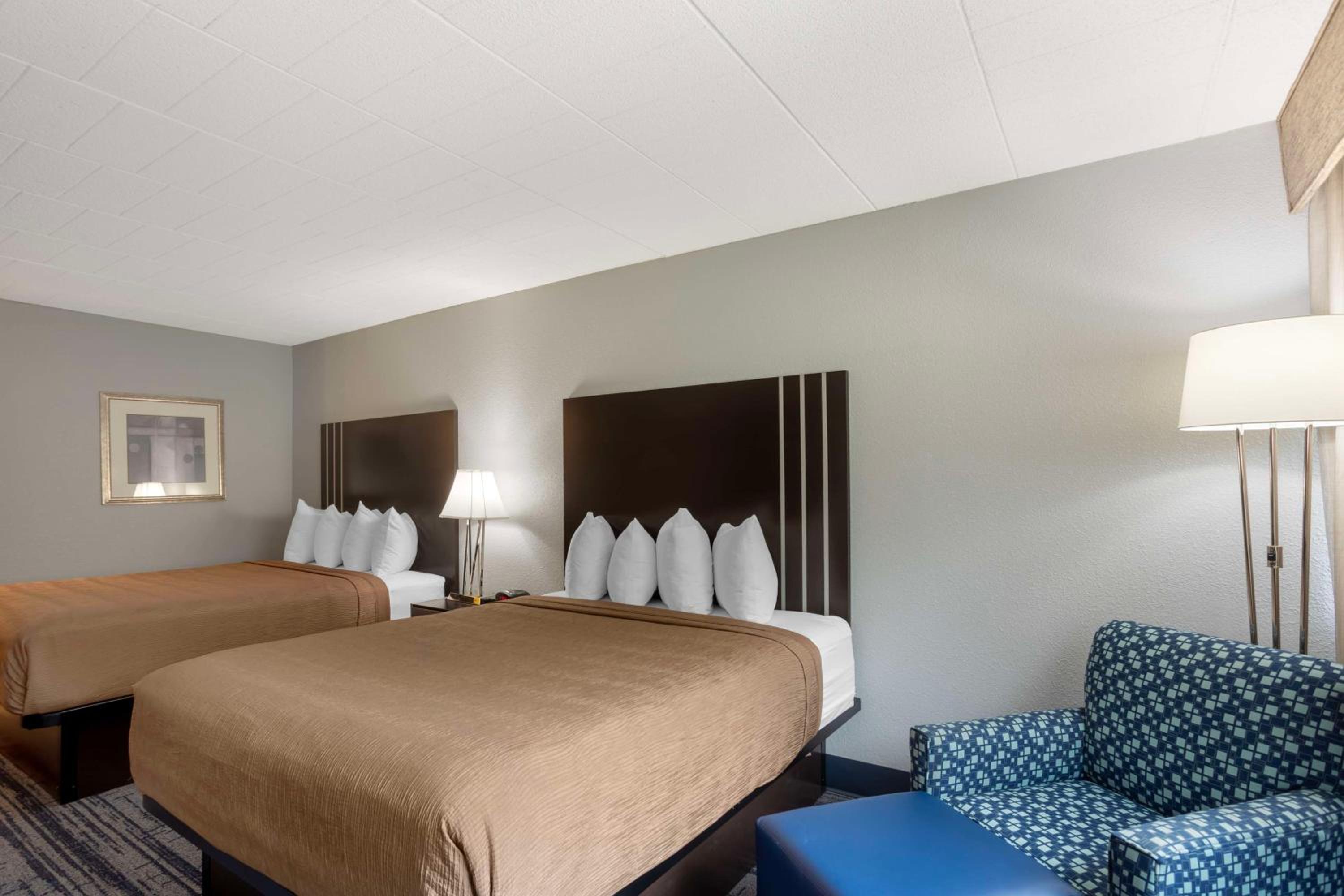 Queen Room with Two Queen Beds - Non-Smoking - Photo 3