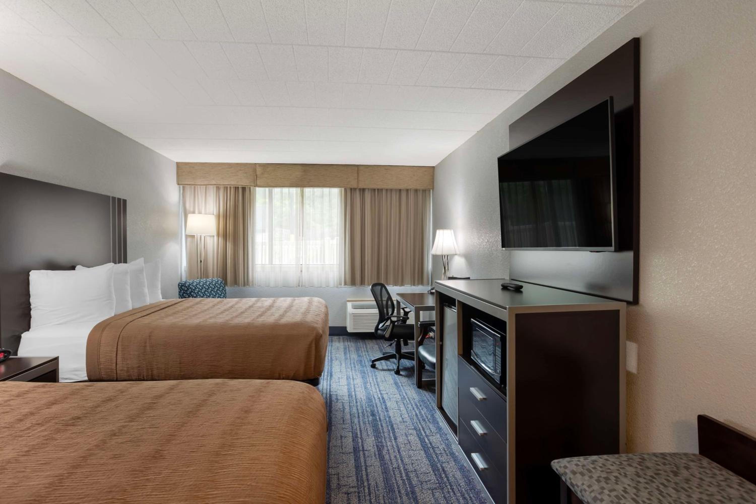Queen Room with Two Queen Beds - Non-Smoking - Photo 1