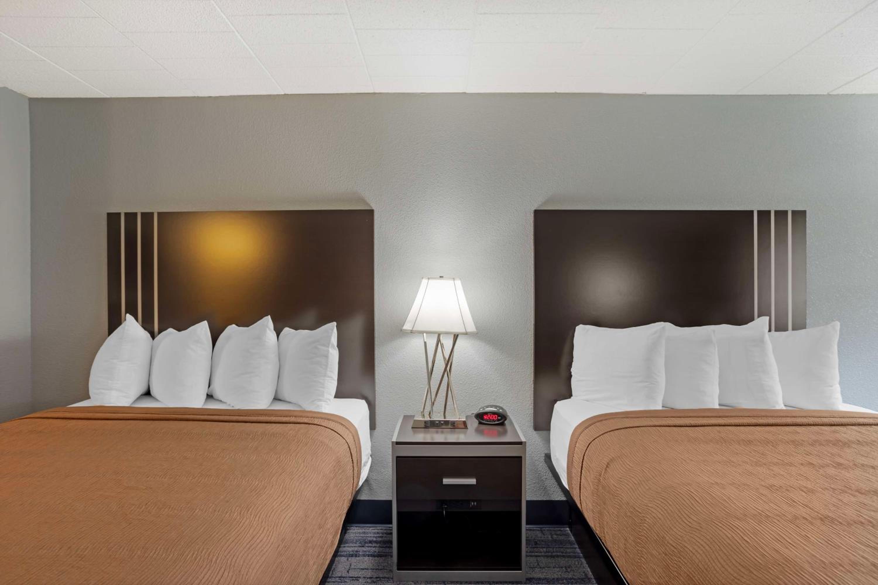 Queen Room with Two Queen Beds - Non-Smoking - Photo 2