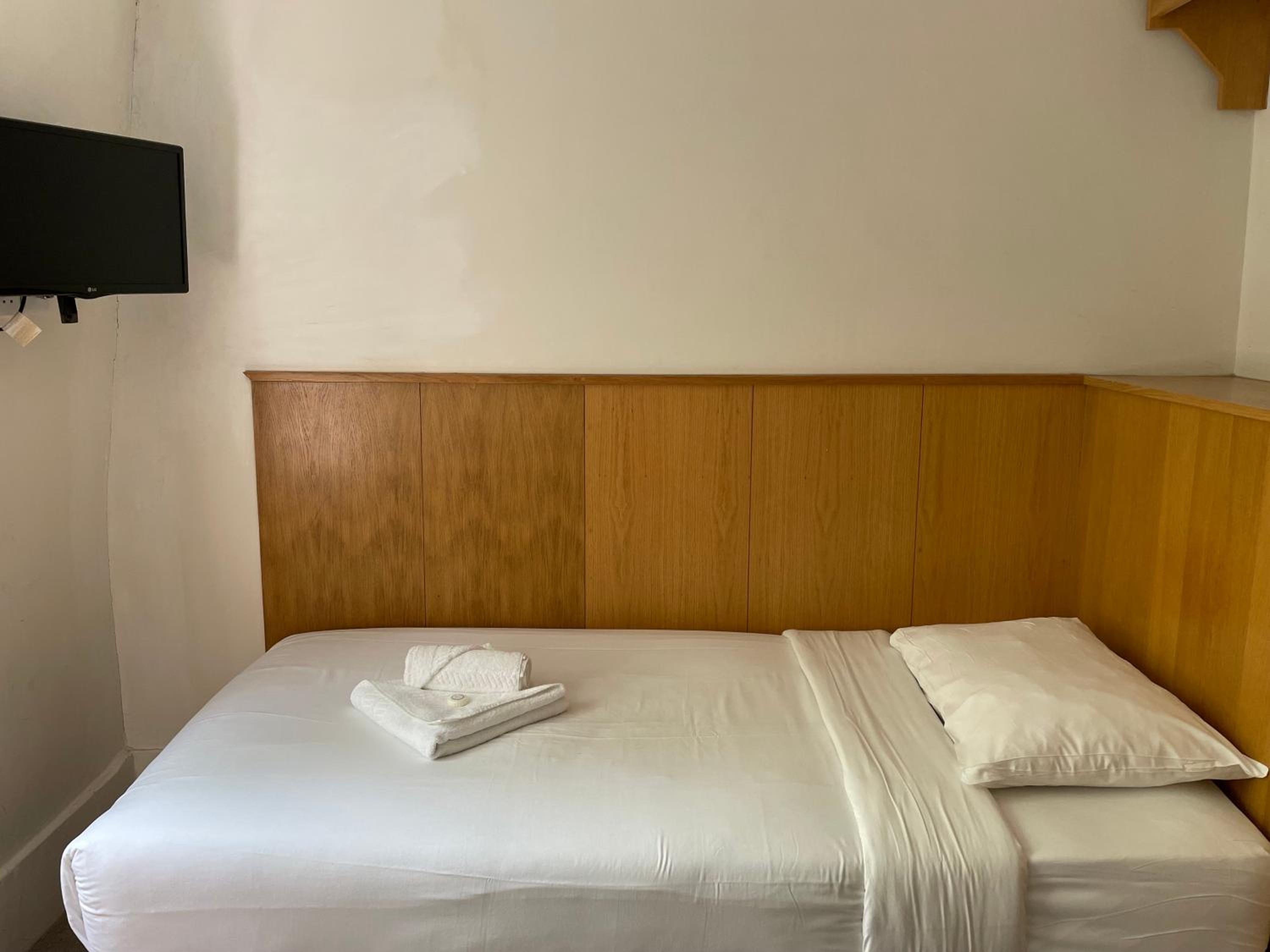 Single Room with Shared Bathroom
