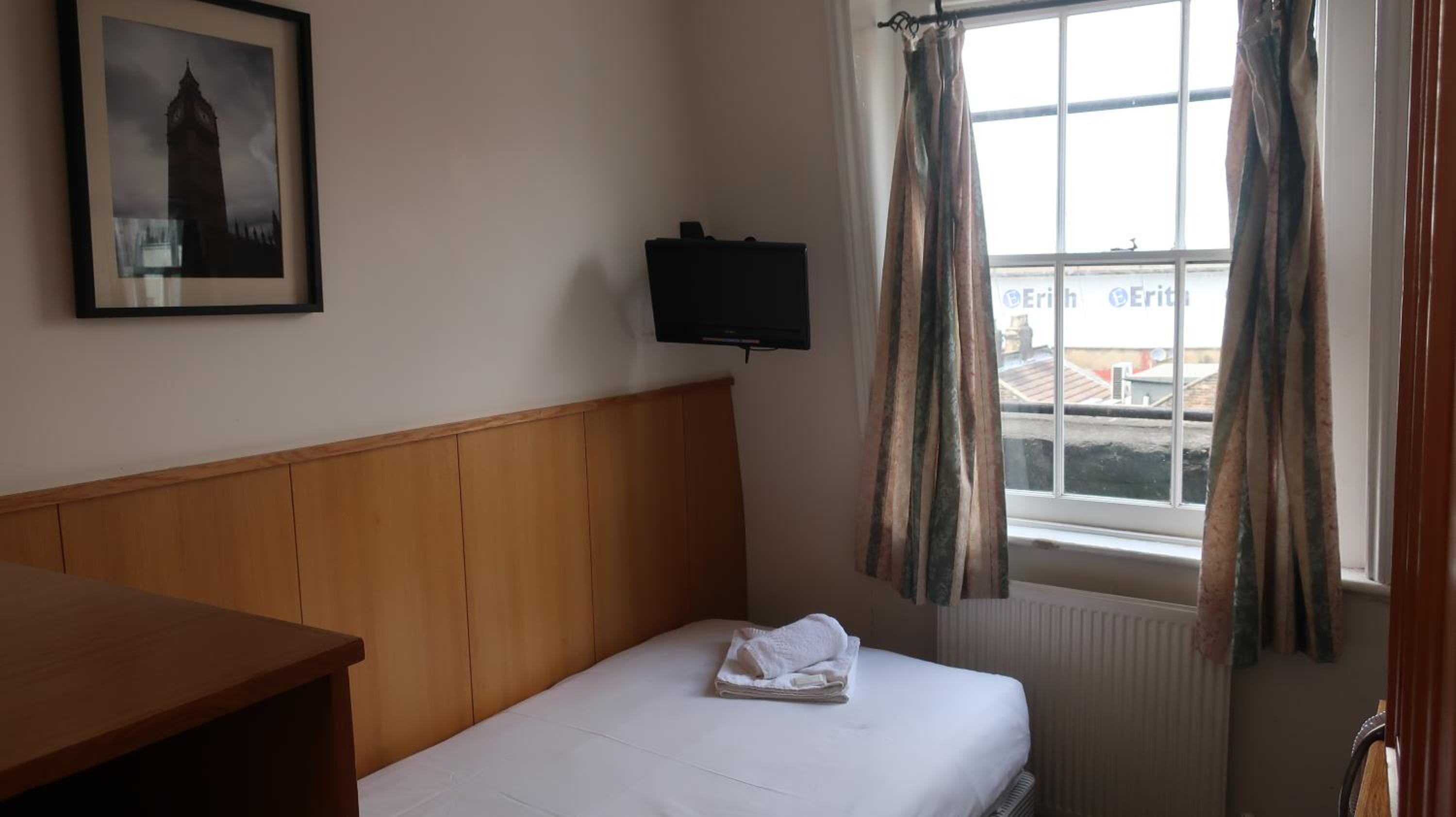 Single Room with Shared Bathroom photo 2