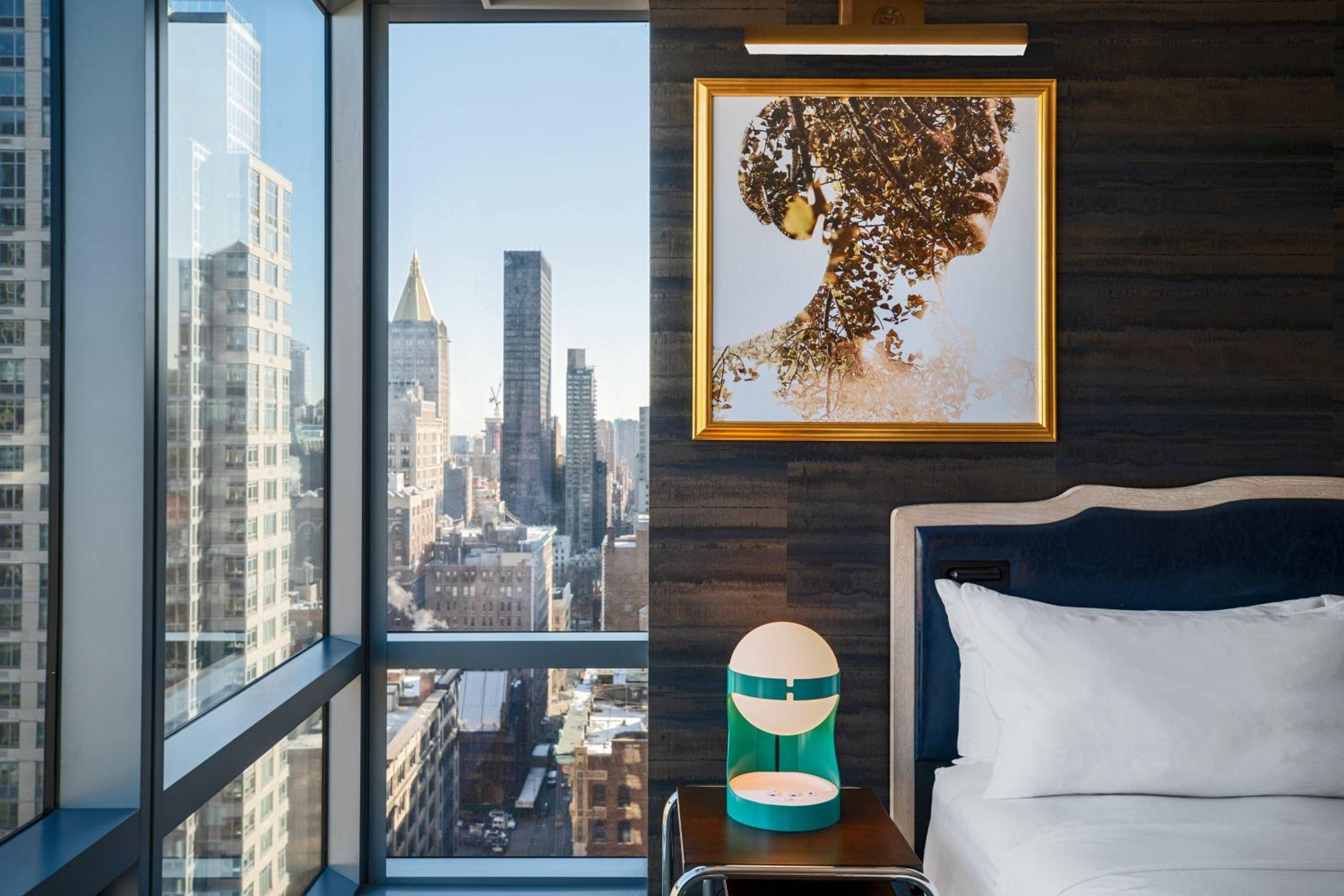 Guest room, 1 King, City view, Corner room