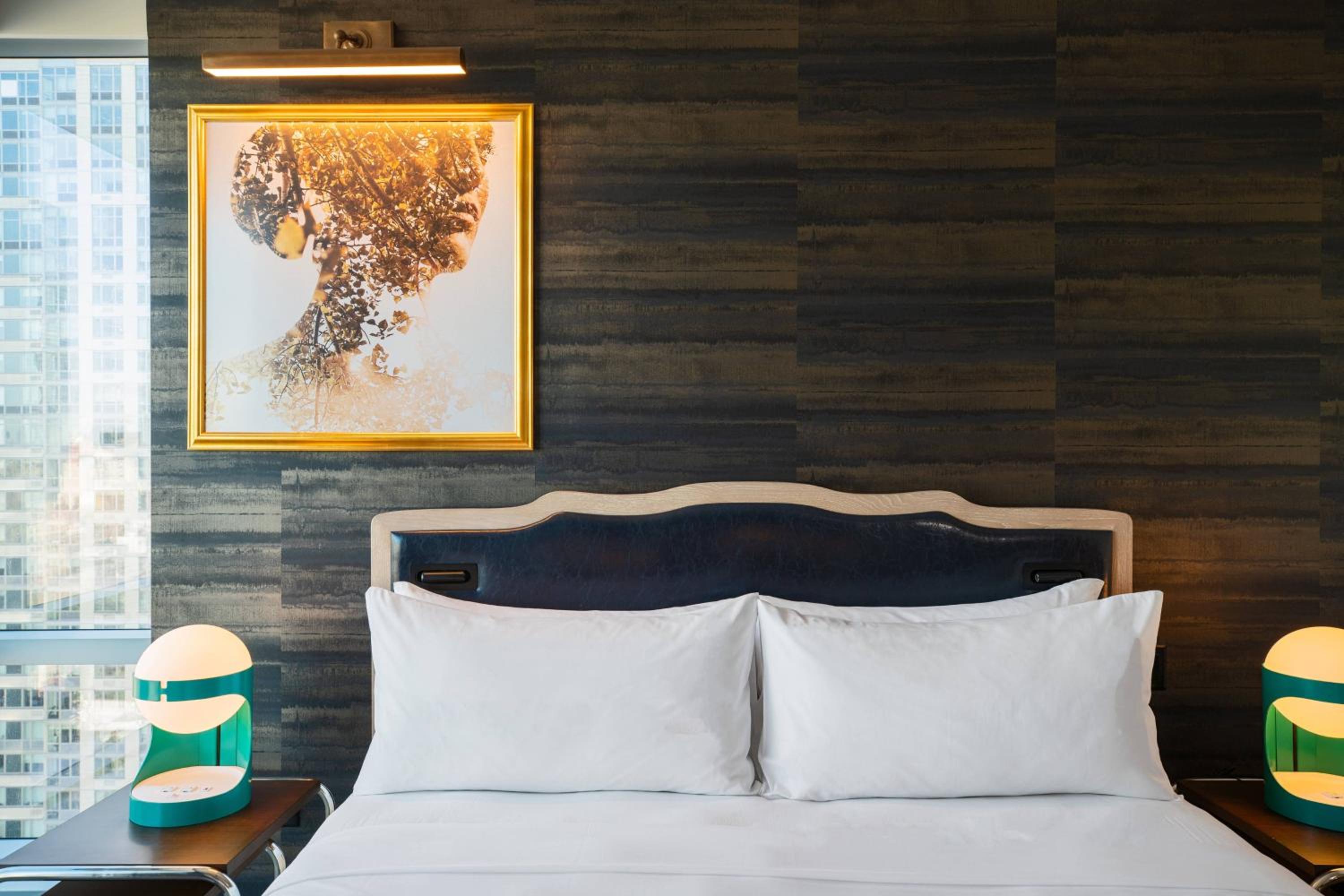 Guest room, 1 King, City view, Corner room