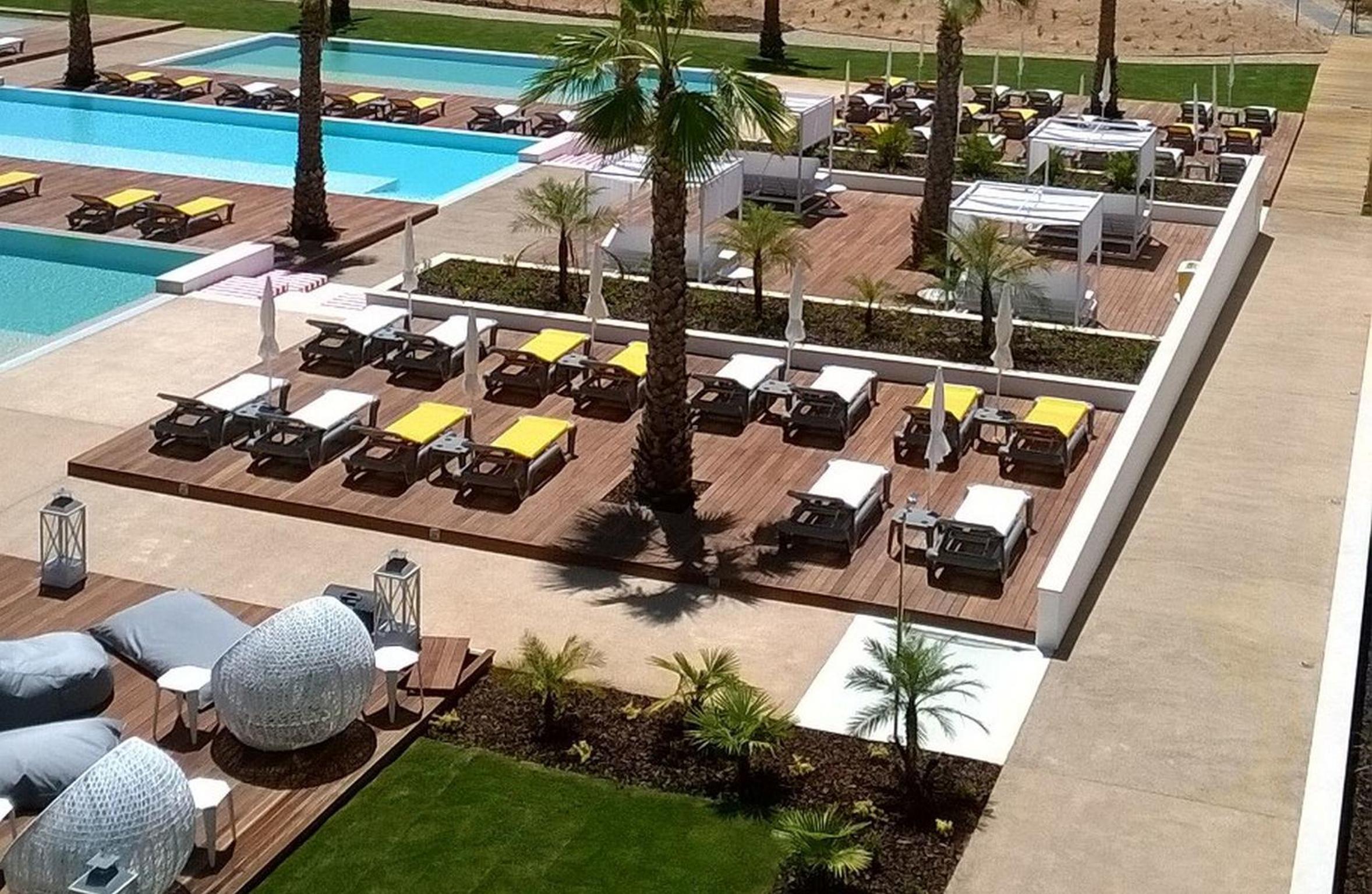 Superior Double or Twin Room with Pool View photo 2