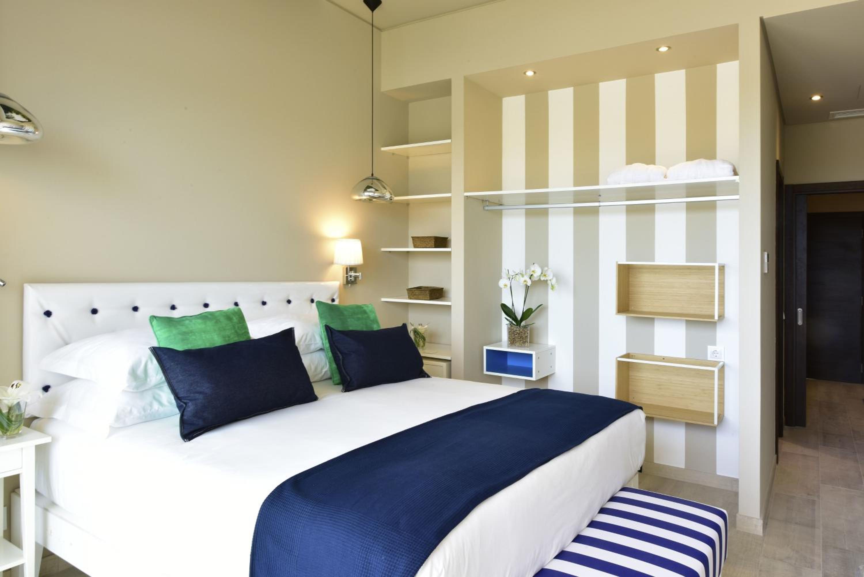 Family Suite (2 Adults + 2 Children)