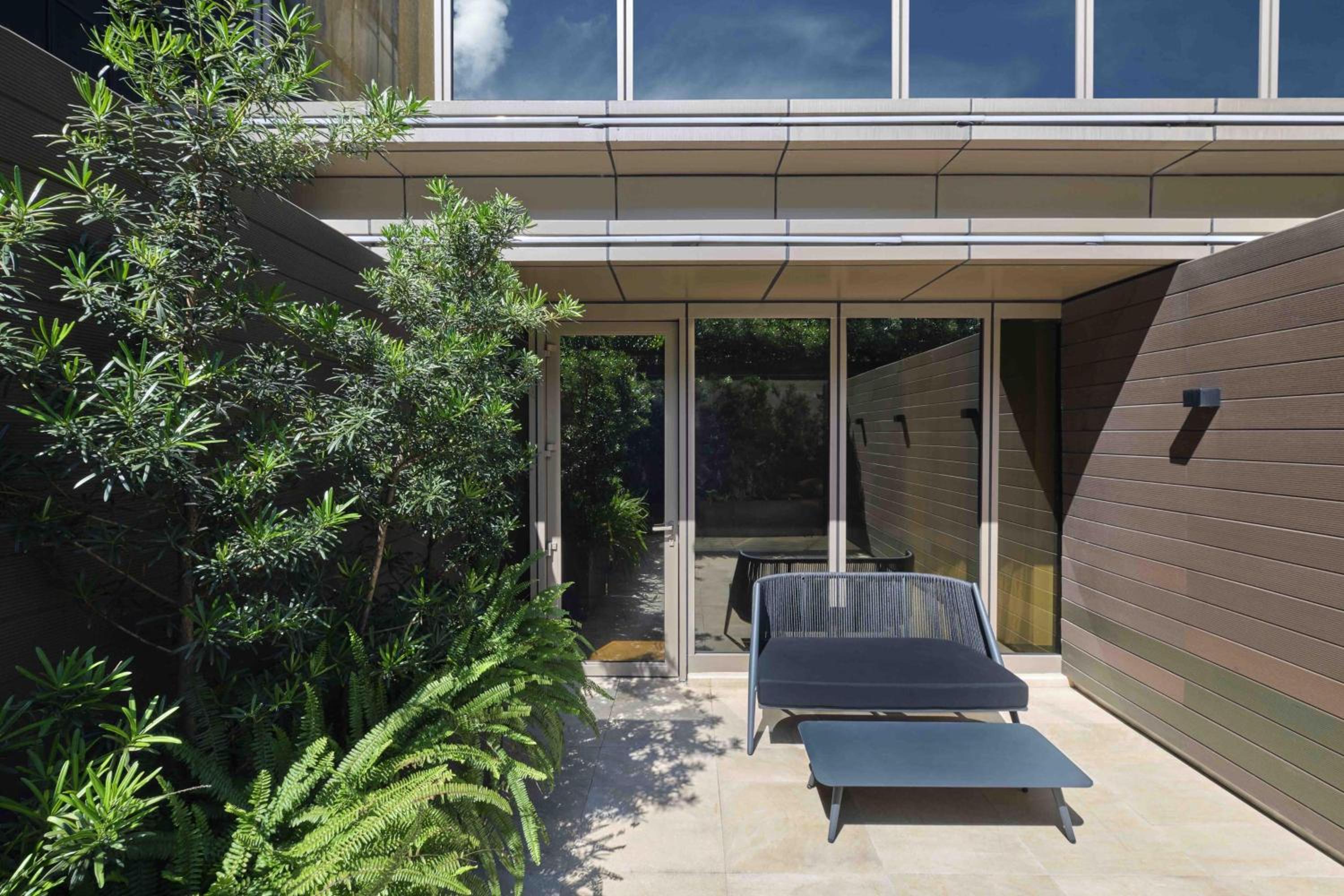 Larger Guest Room, 1 King, Outdoor Jetted Bathtub - Photo 5