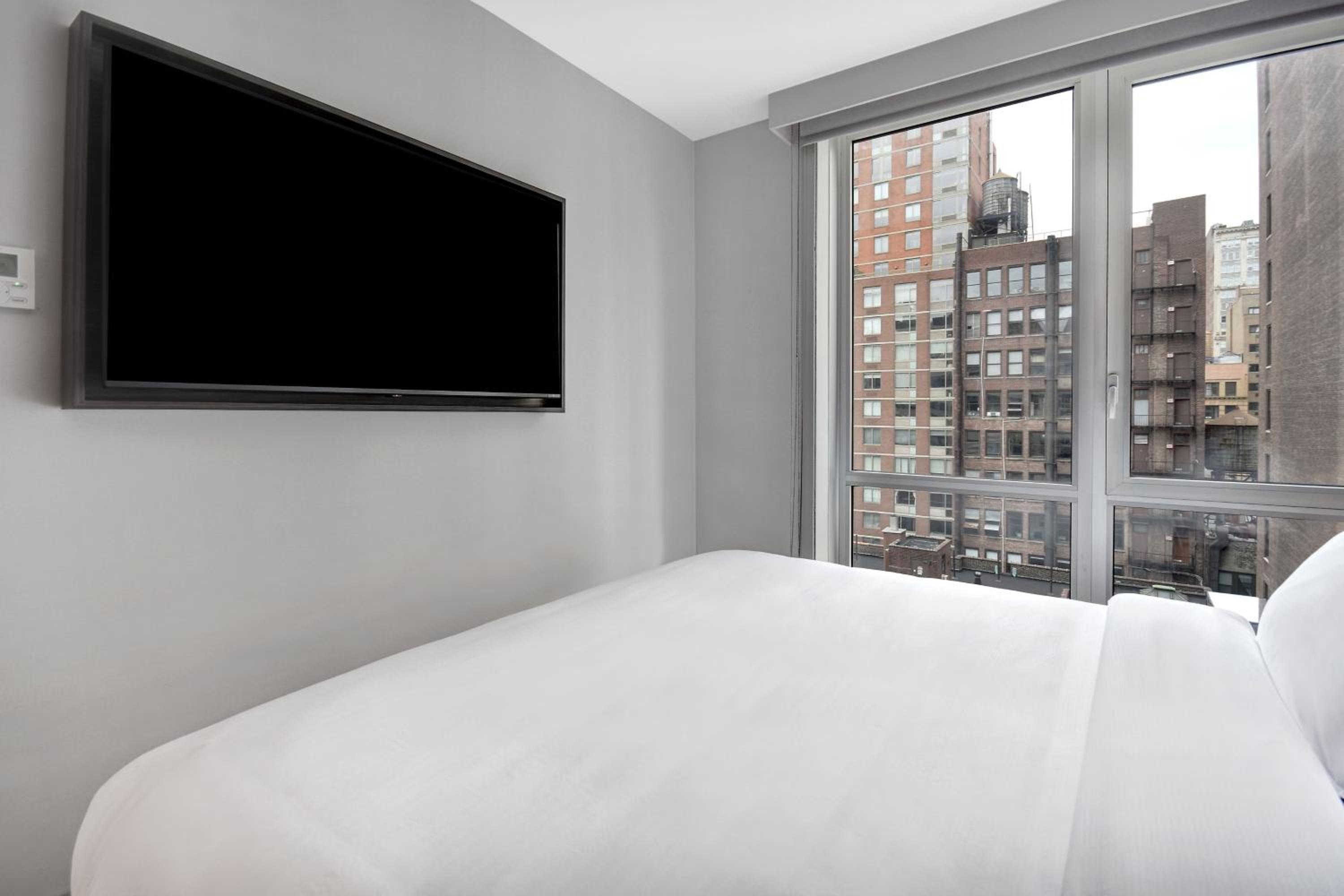 King Studio with Roll-in Shower - Mobility and Hearing Accessible/High Floor
