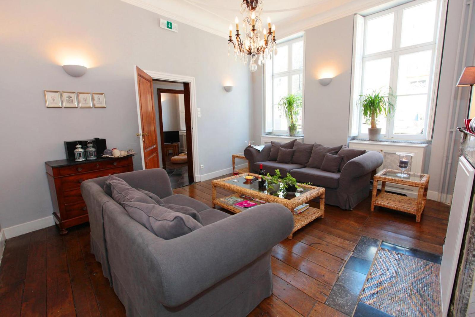 Five-Bedroom House photo 1