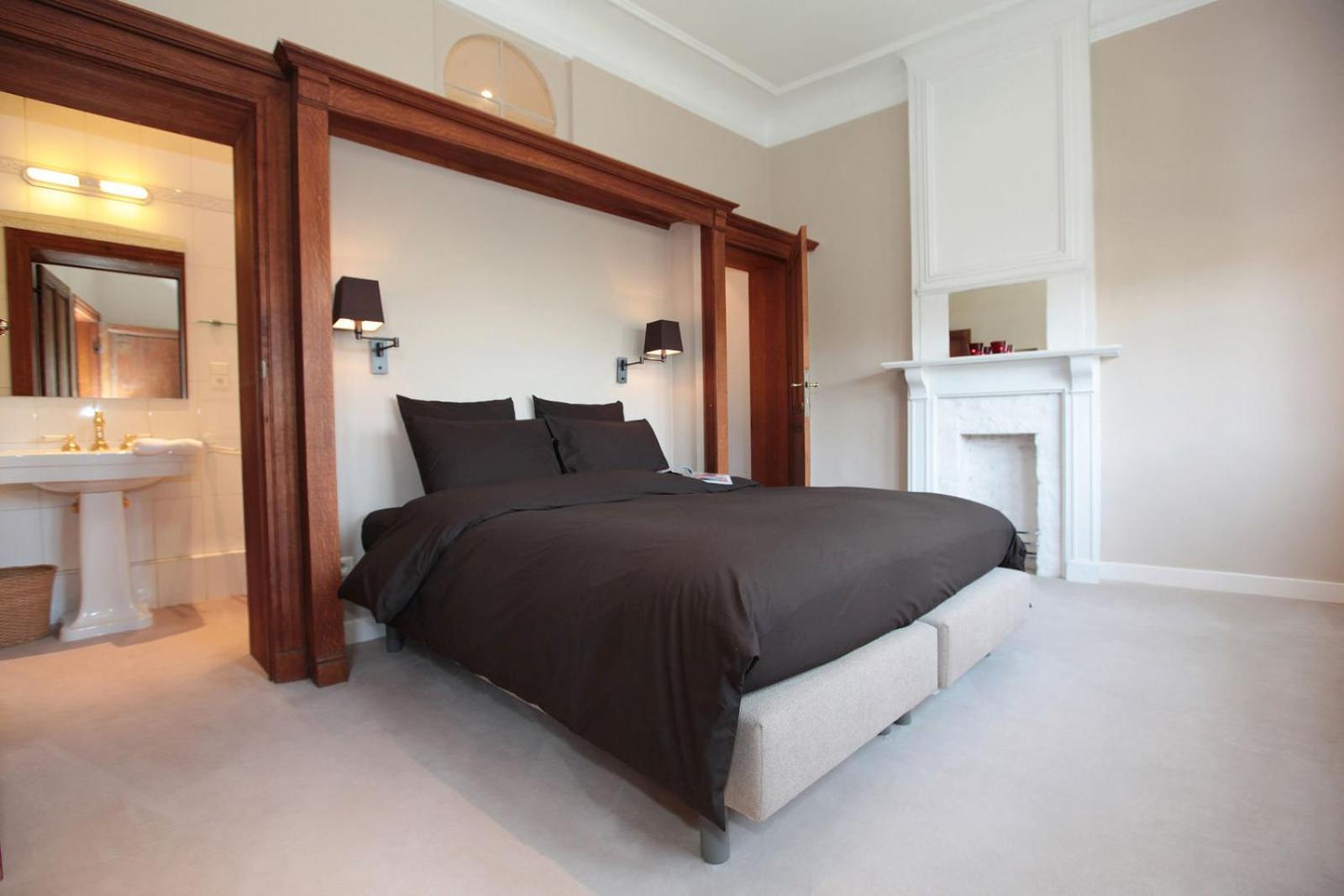 Five-Bedroom House photo 3