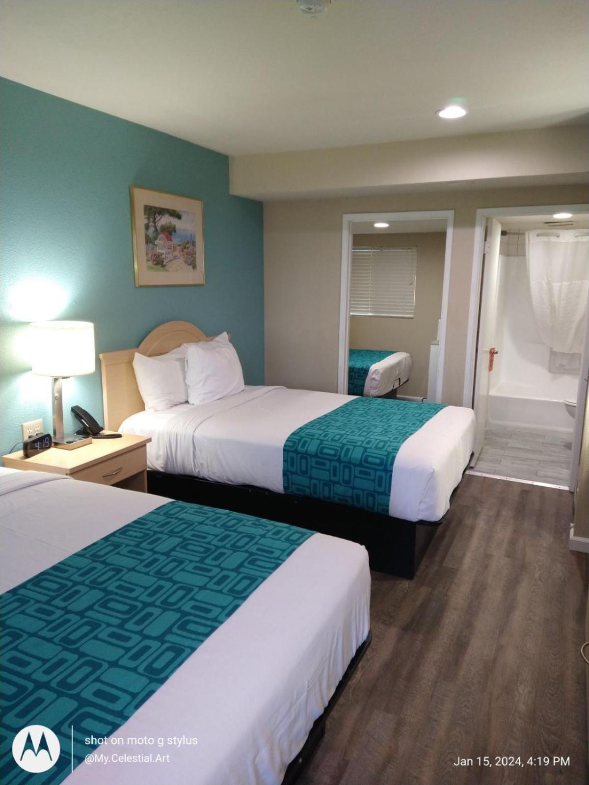 Business Room with Three Double Beds and Partial Ocean View - Non-Smoking photo 3