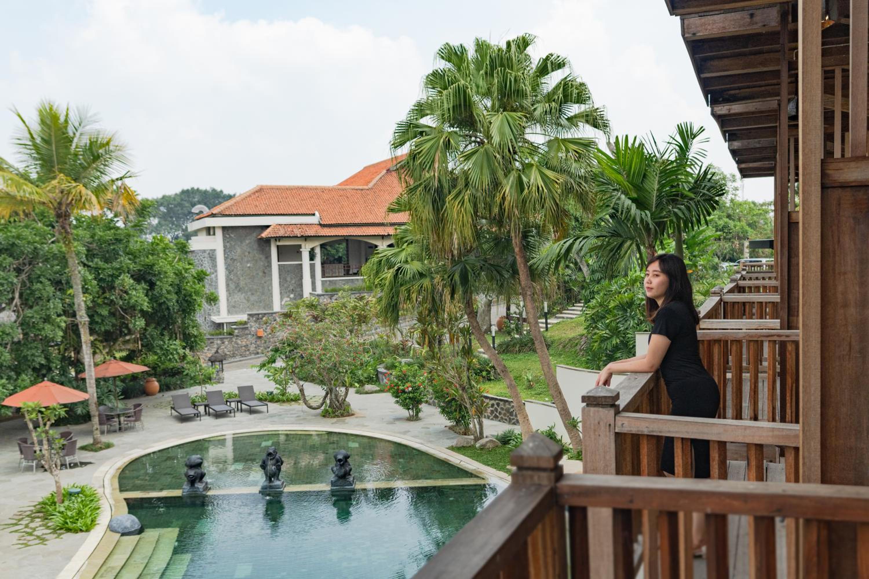 Premier Pool View - Photo 2