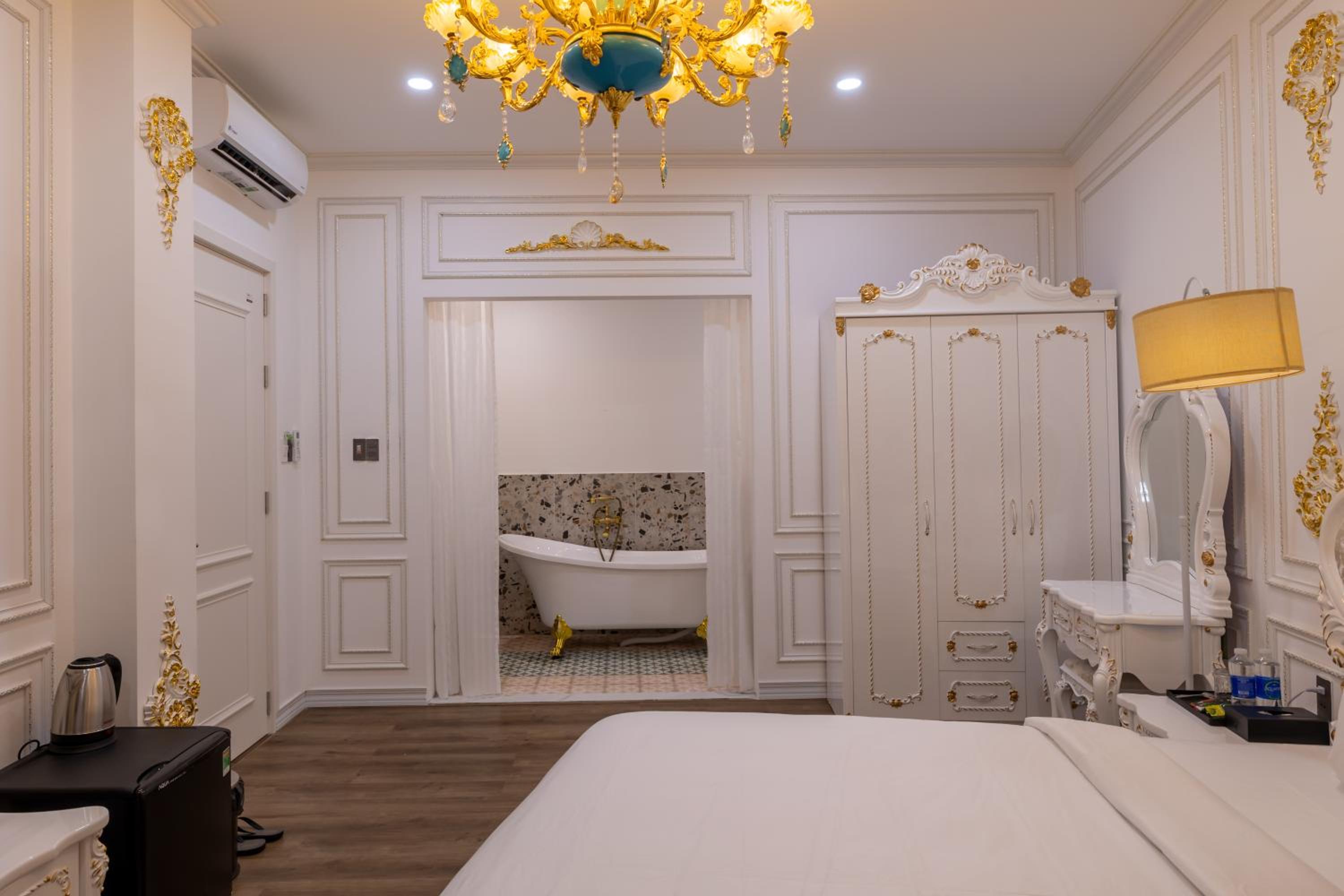 Deluxe Double Room with Balcony - Photo 4