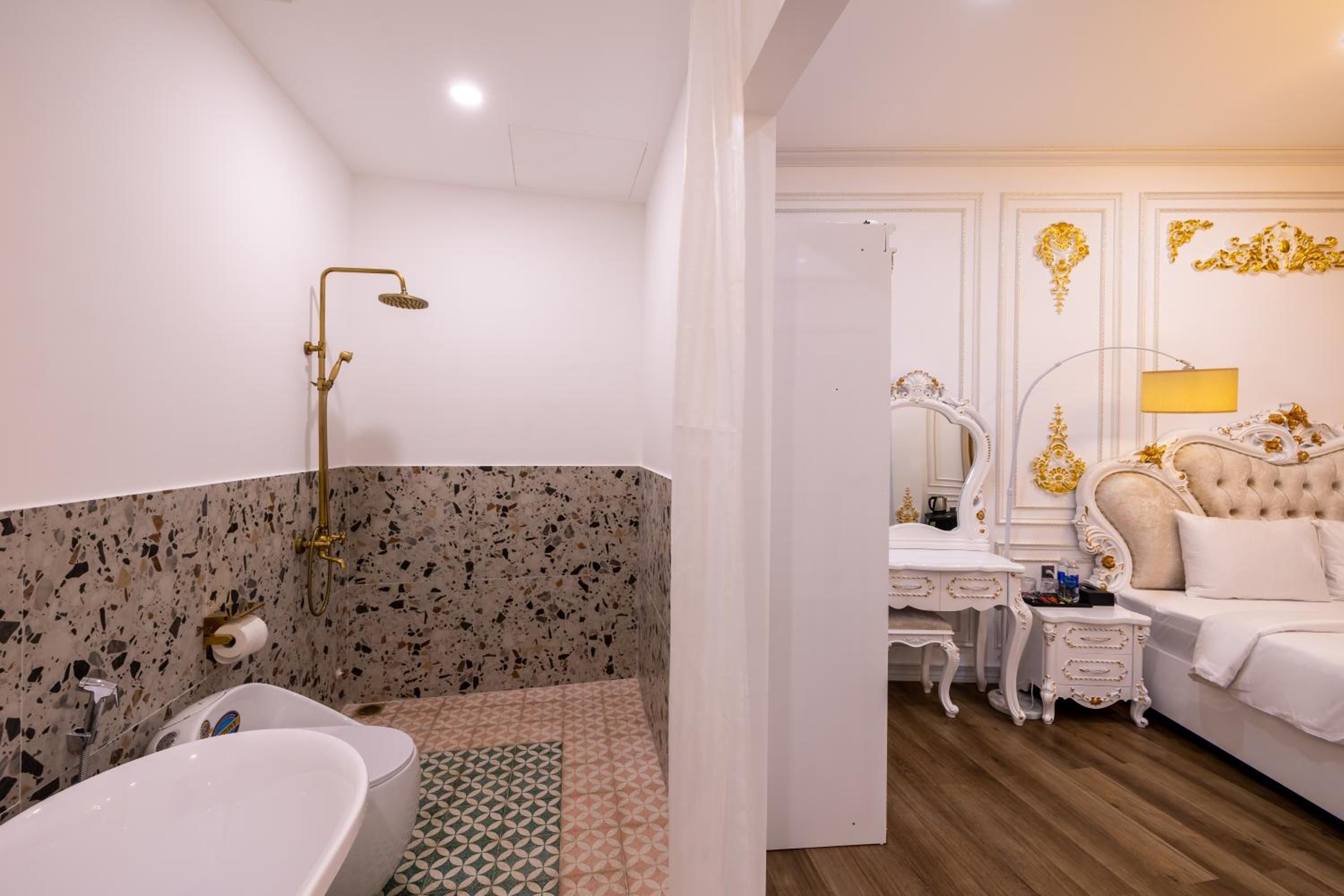 Deluxe Double Room with Balcony - Photo 3
