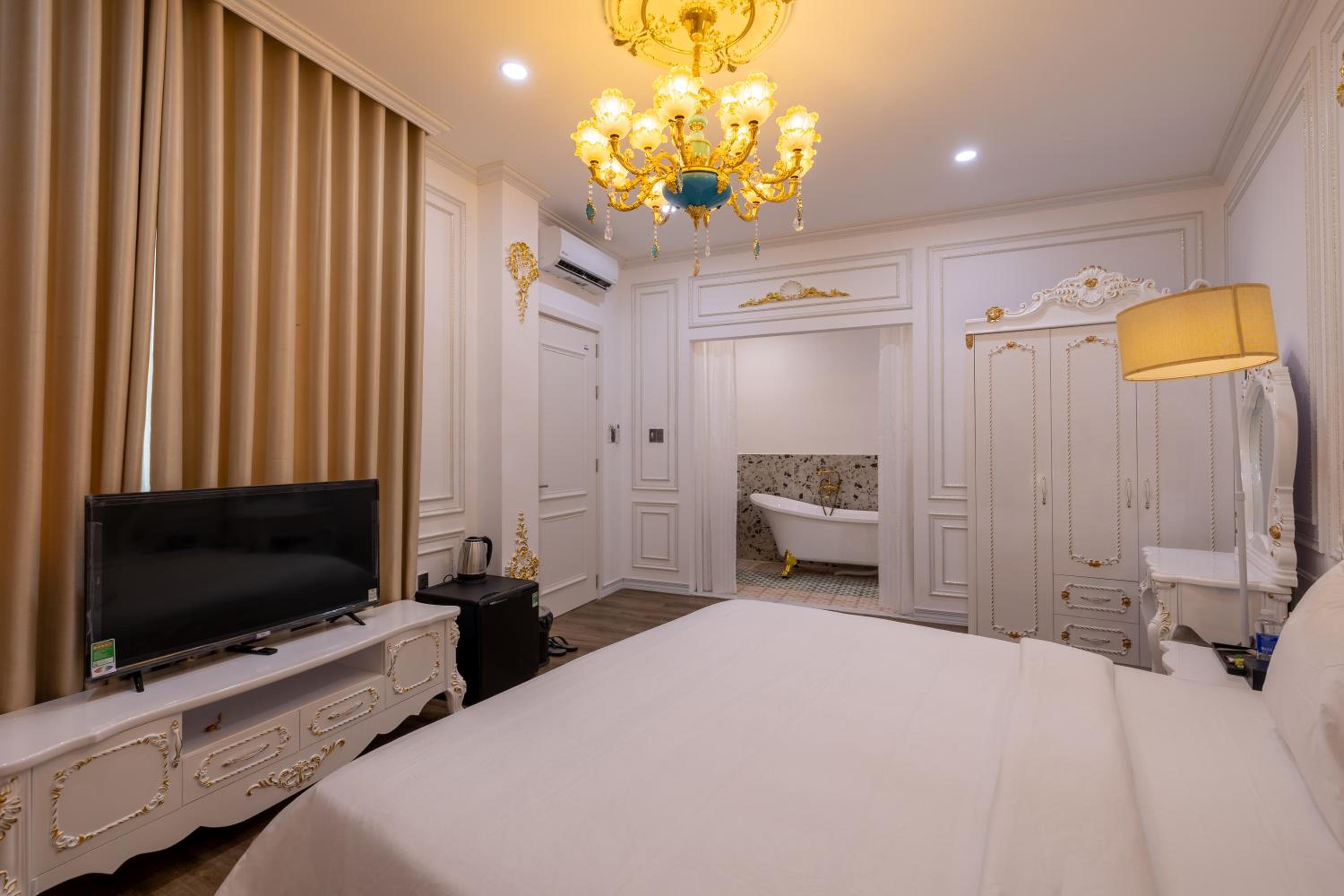 Deluxe Double Room with Balcony - Photo 6