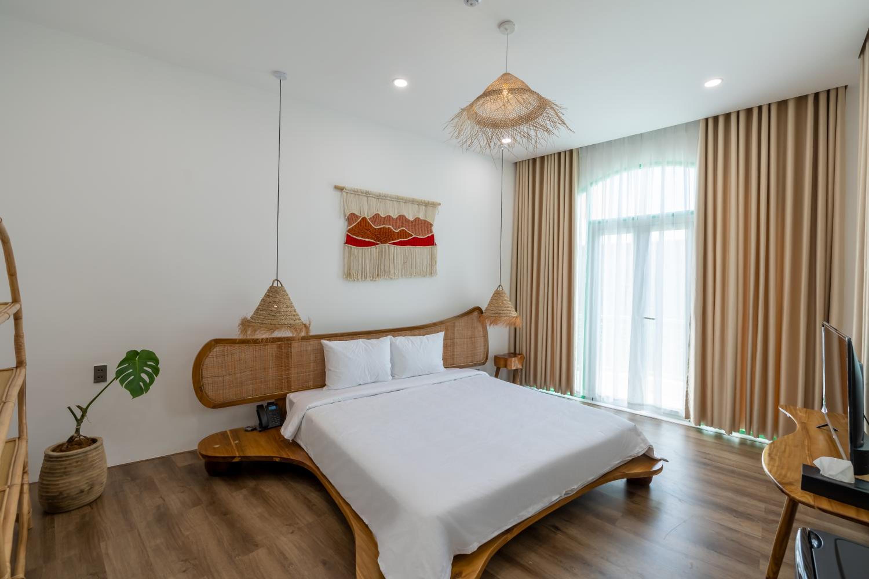 Deluxe Double Room with Balcony - Photo 2
